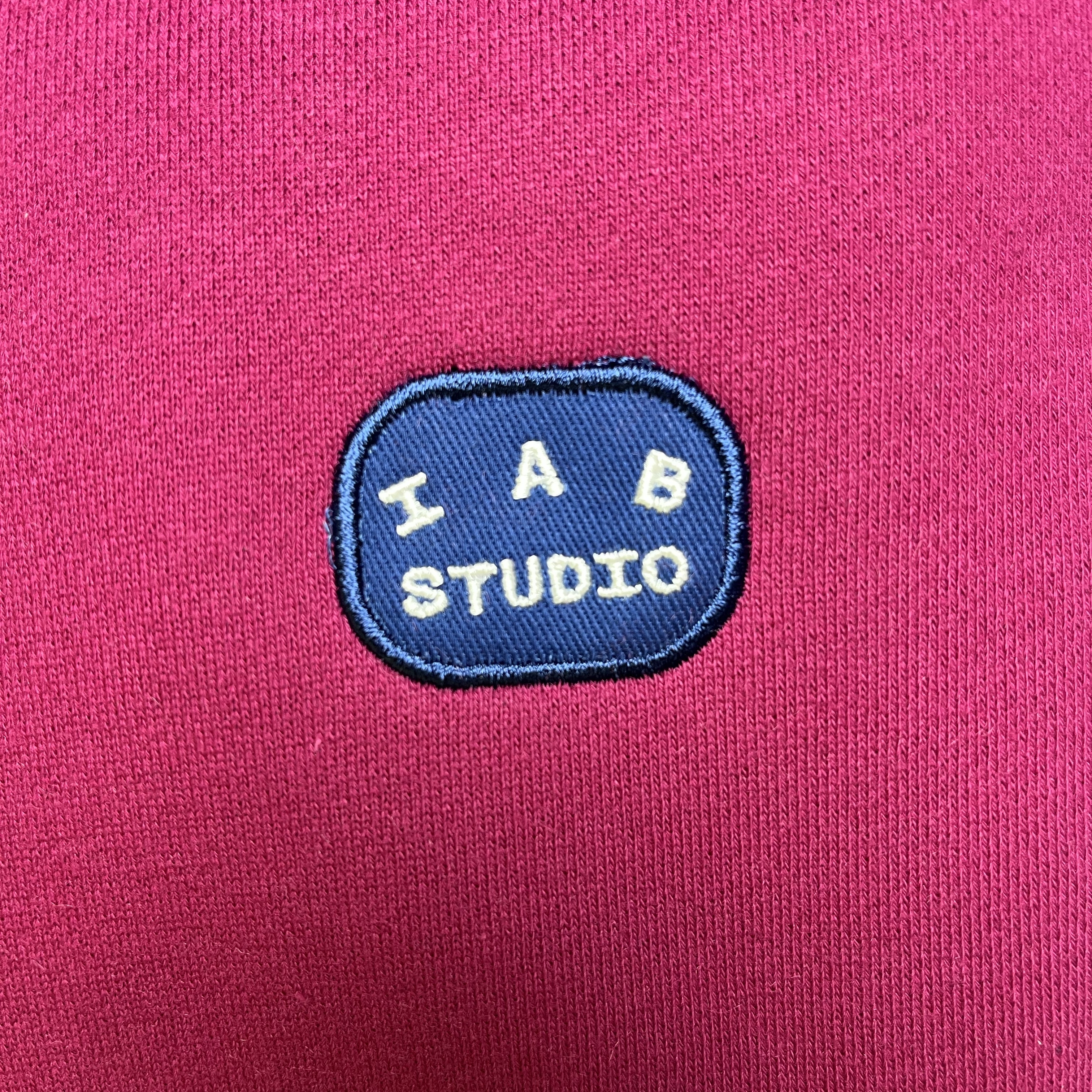 IAB Studio IAB Patch Hoodie Magenta 착용 스타일