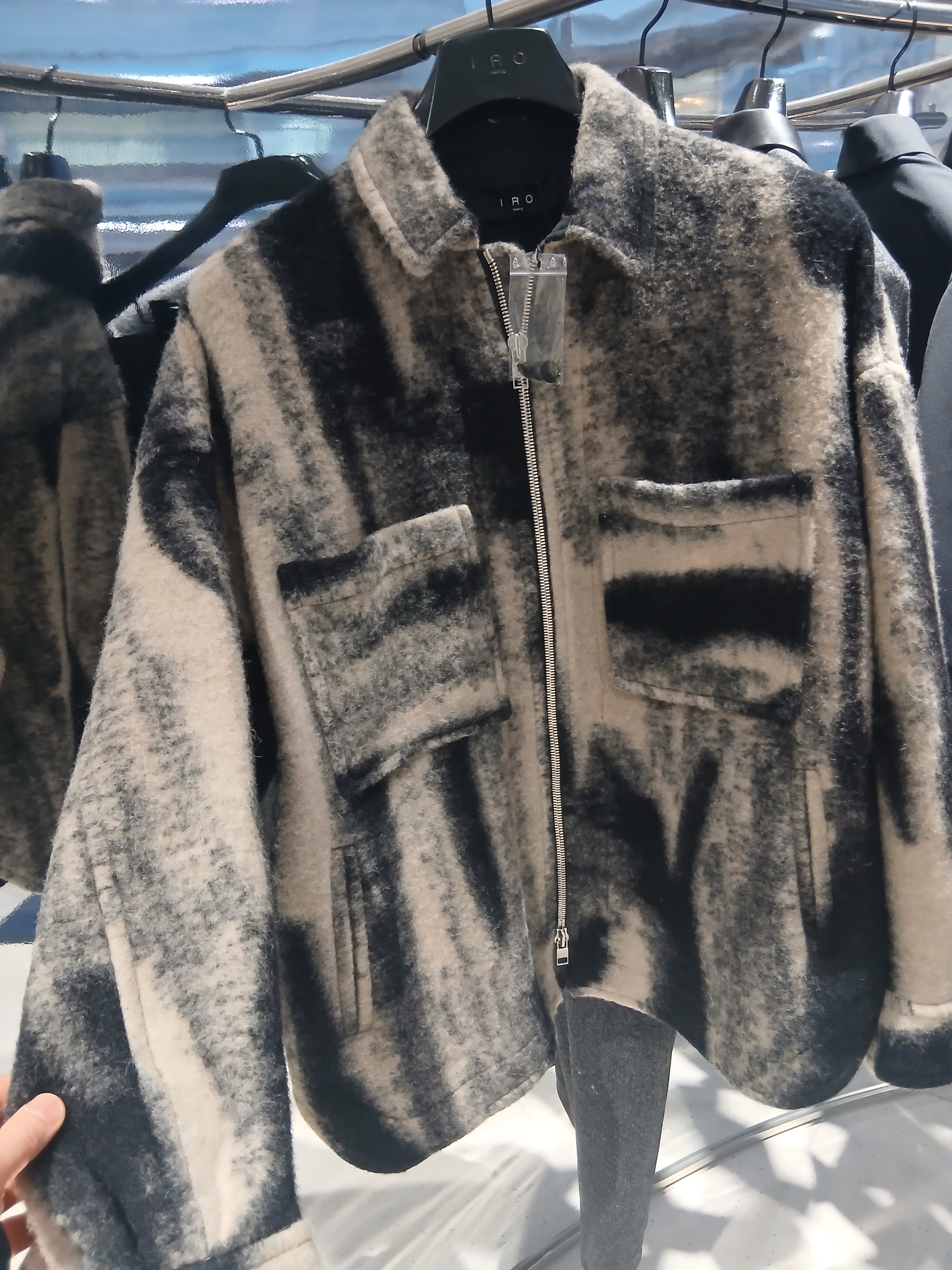 Iro Onispe Jumper Black 착용 스타일