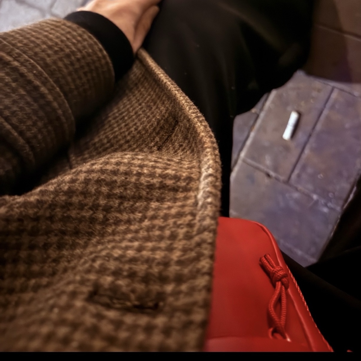 Supreme Leather Shoulder Bag Red - 23FW 착용 스타일