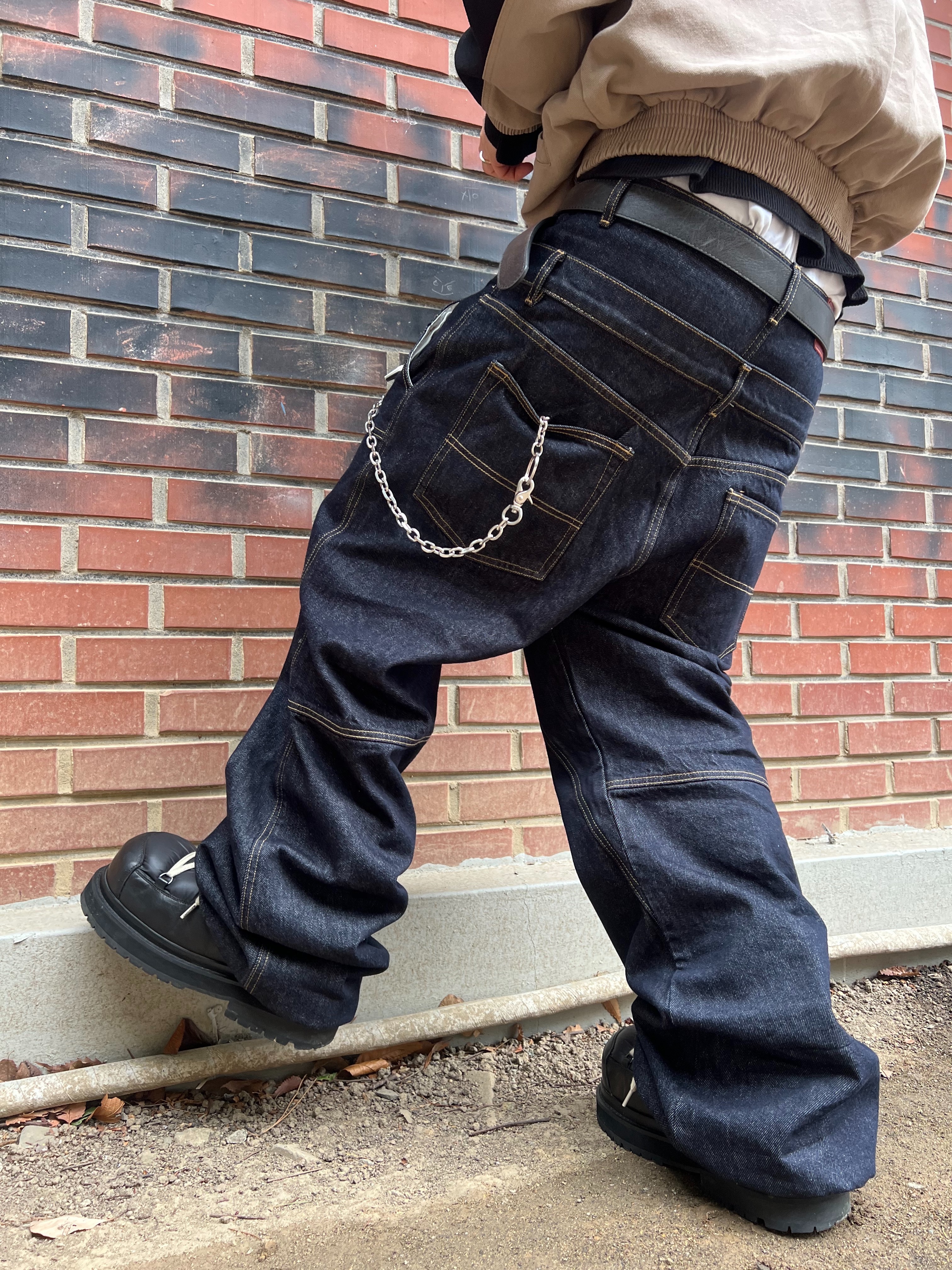 Undermycar MU.128 Original Logo Cracked Leather Belt Silver / Black, Our Legacy Ladon Brass Keychain Matte Nickel 착용 스타일 - 3