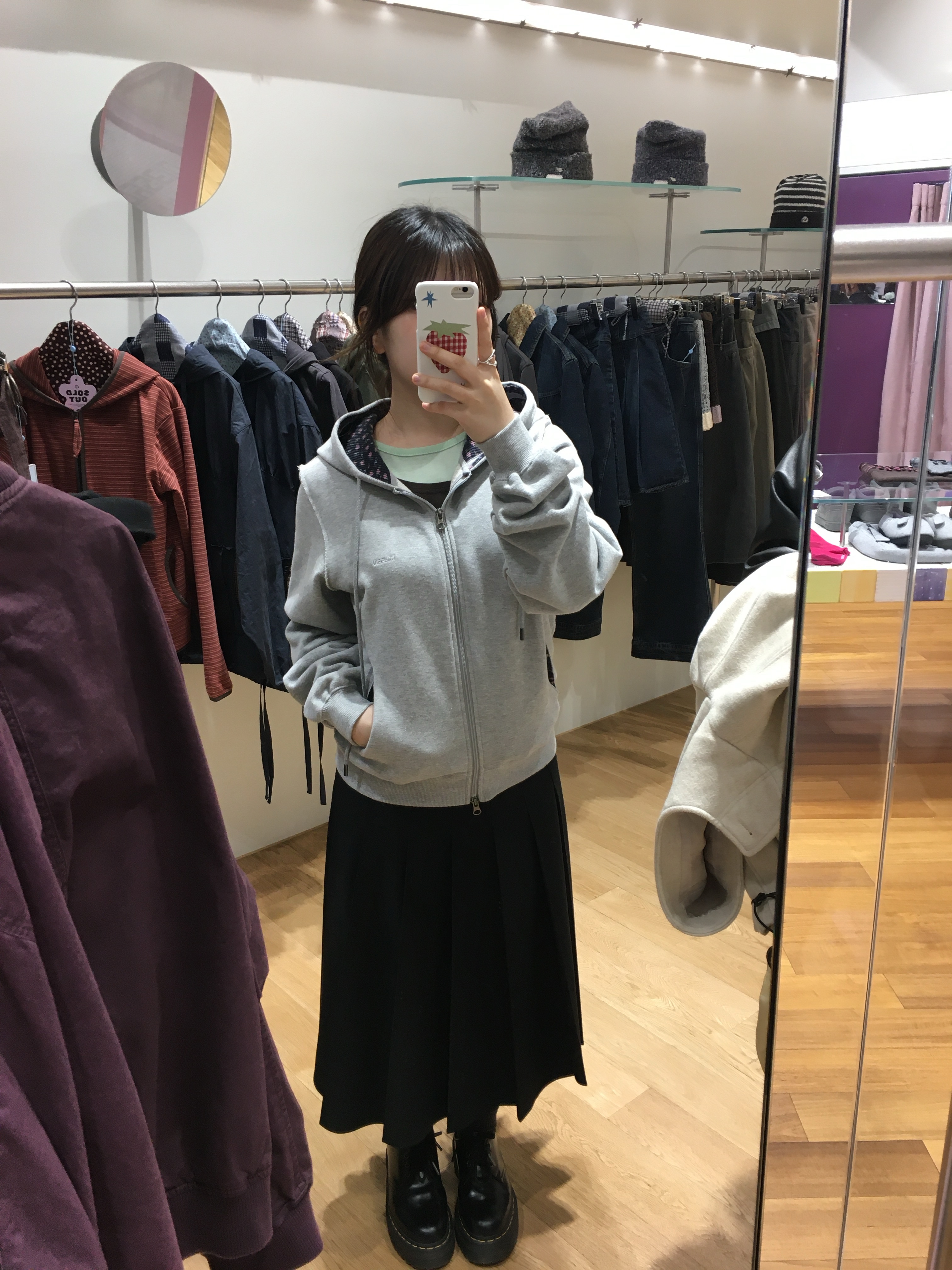 COYSEIO Twofold Button-Up Hoodie Ivory, COYSEIO Strap Shirring Skirt Ash Brown 착용 스타일 - 6