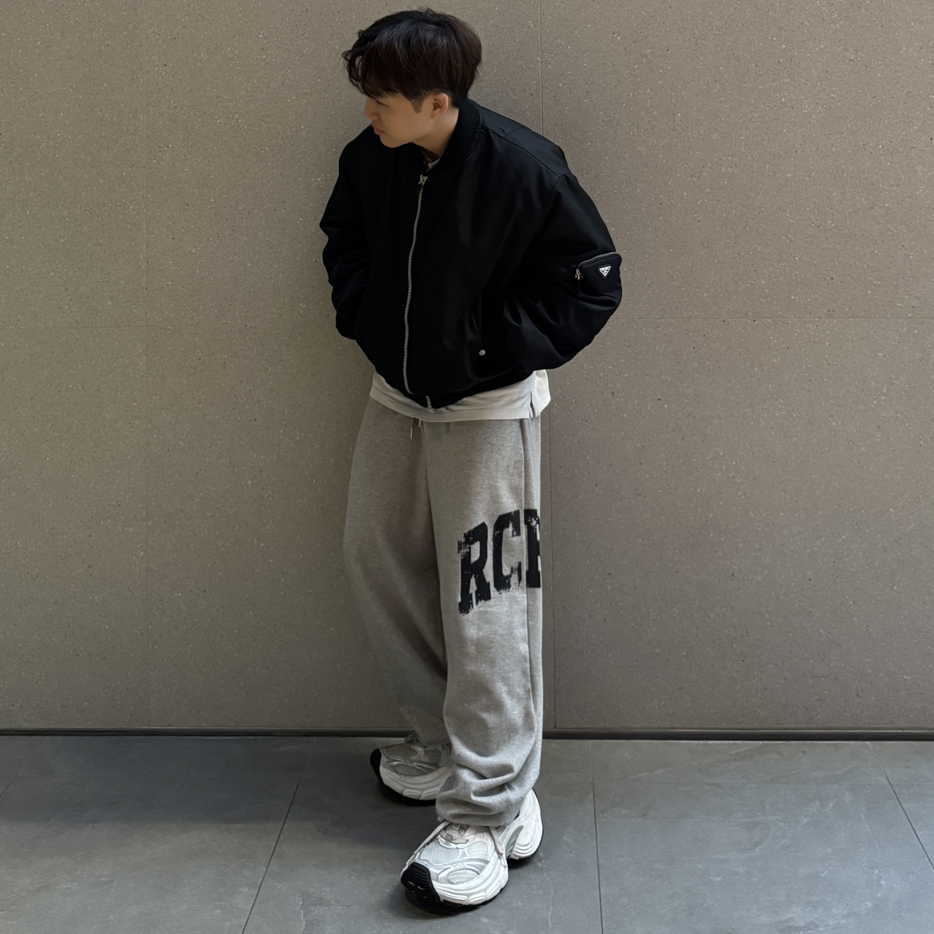 SLOW RECORD HOUSE RCRD Balloonfit Sweat Pants Grey, Balenciaga 10XL Sneakers White Grey Silver Black 착용 스타일 - 1