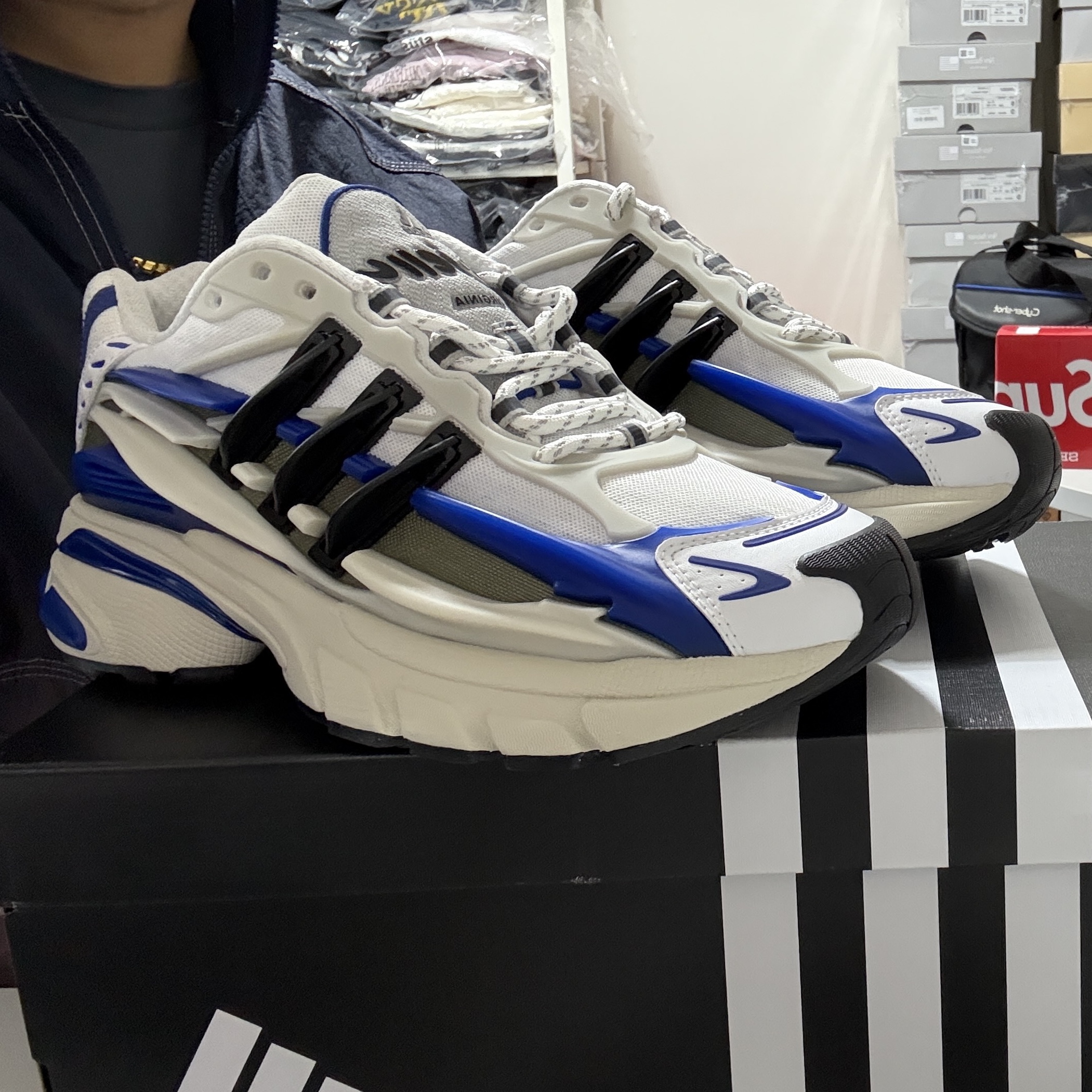 Adidas x Pharrell Williams Virginia Adistar Jellyfish Royal Blue Core Black 착용 스타일