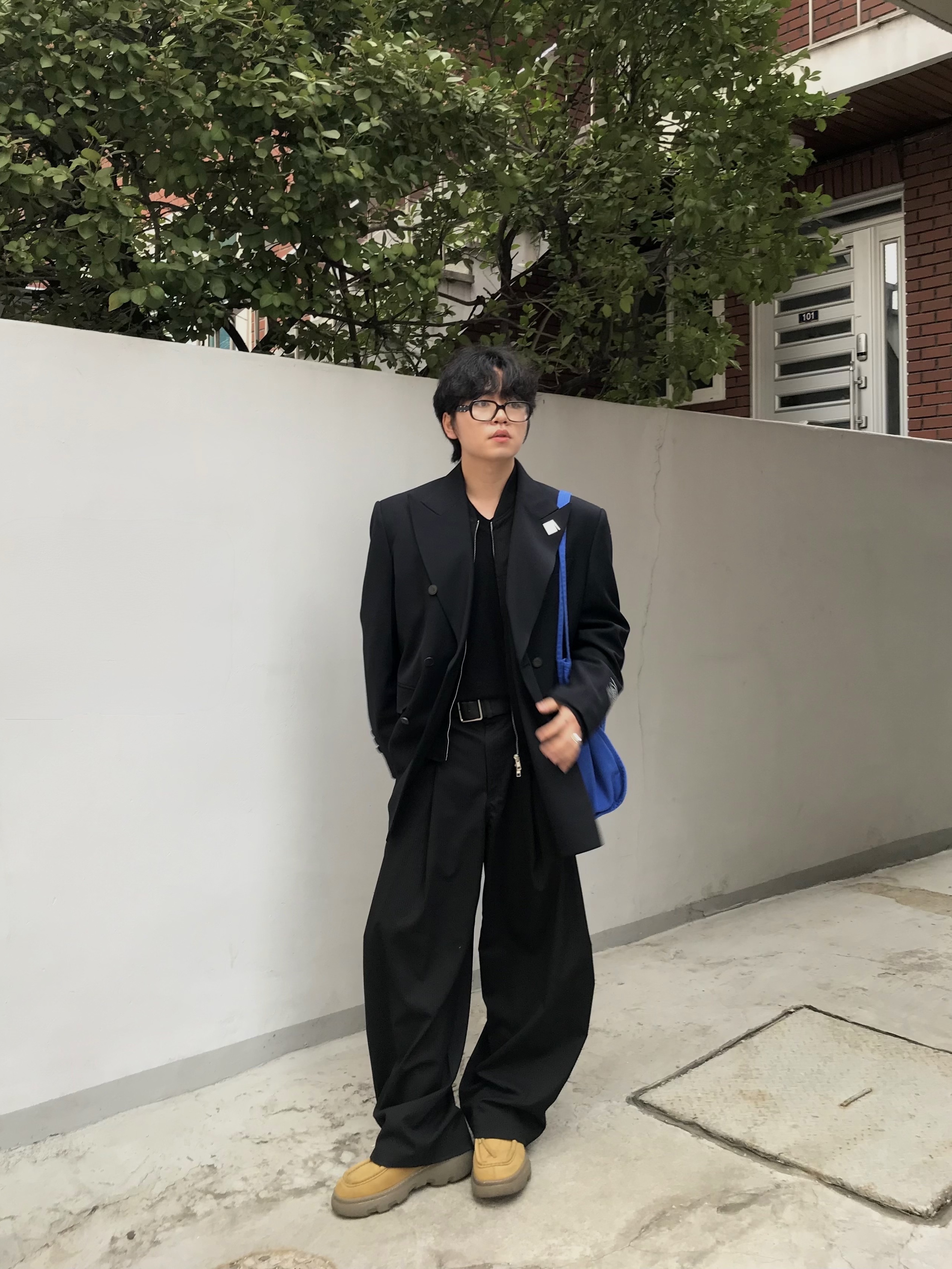 Burberry Nubuck Creeper Shoes, Haleine Cropped V-Neck Relaxed Knit Black (XT110) 착용 스타일 - 2