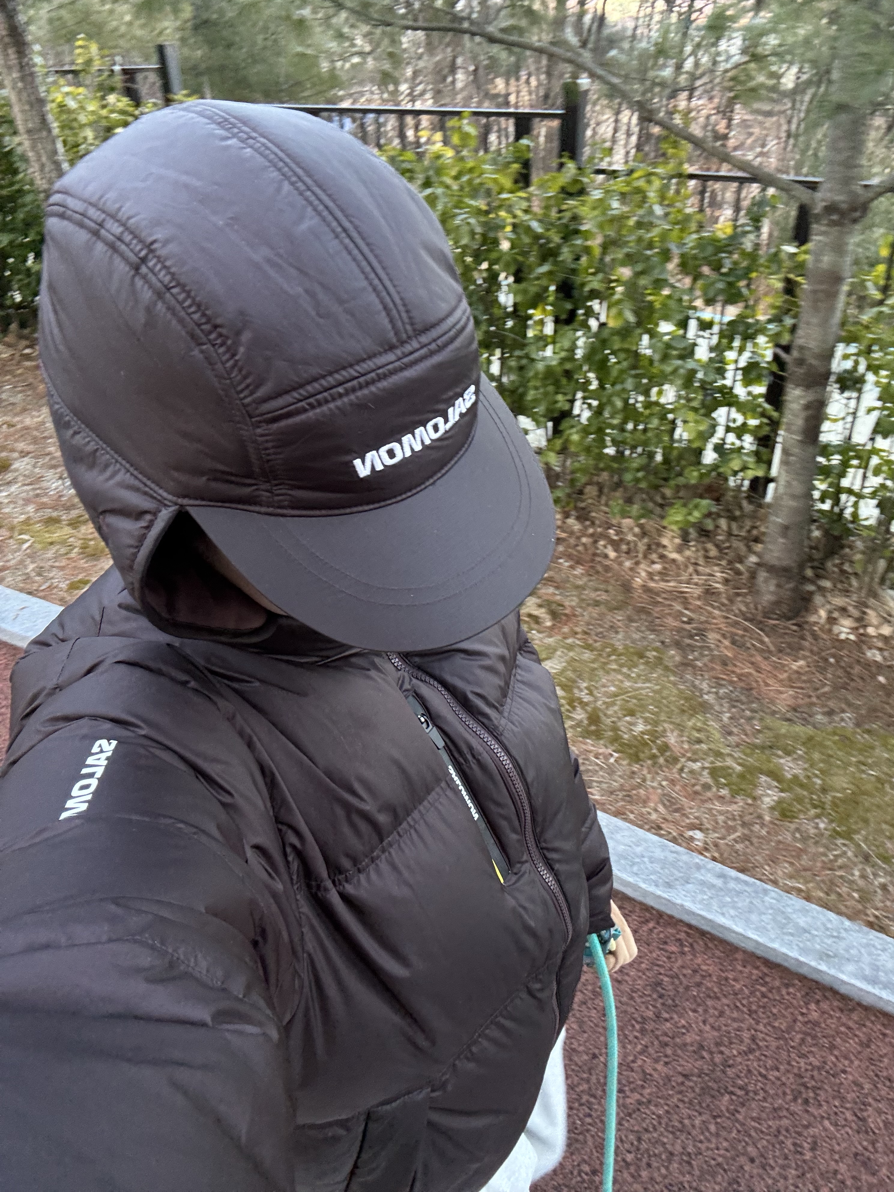 Salomon Thermo Trapper Hat Chocolate, (W) Salomon Contour Cropped Down Jacket Chocolate 착용 스타일 - 1