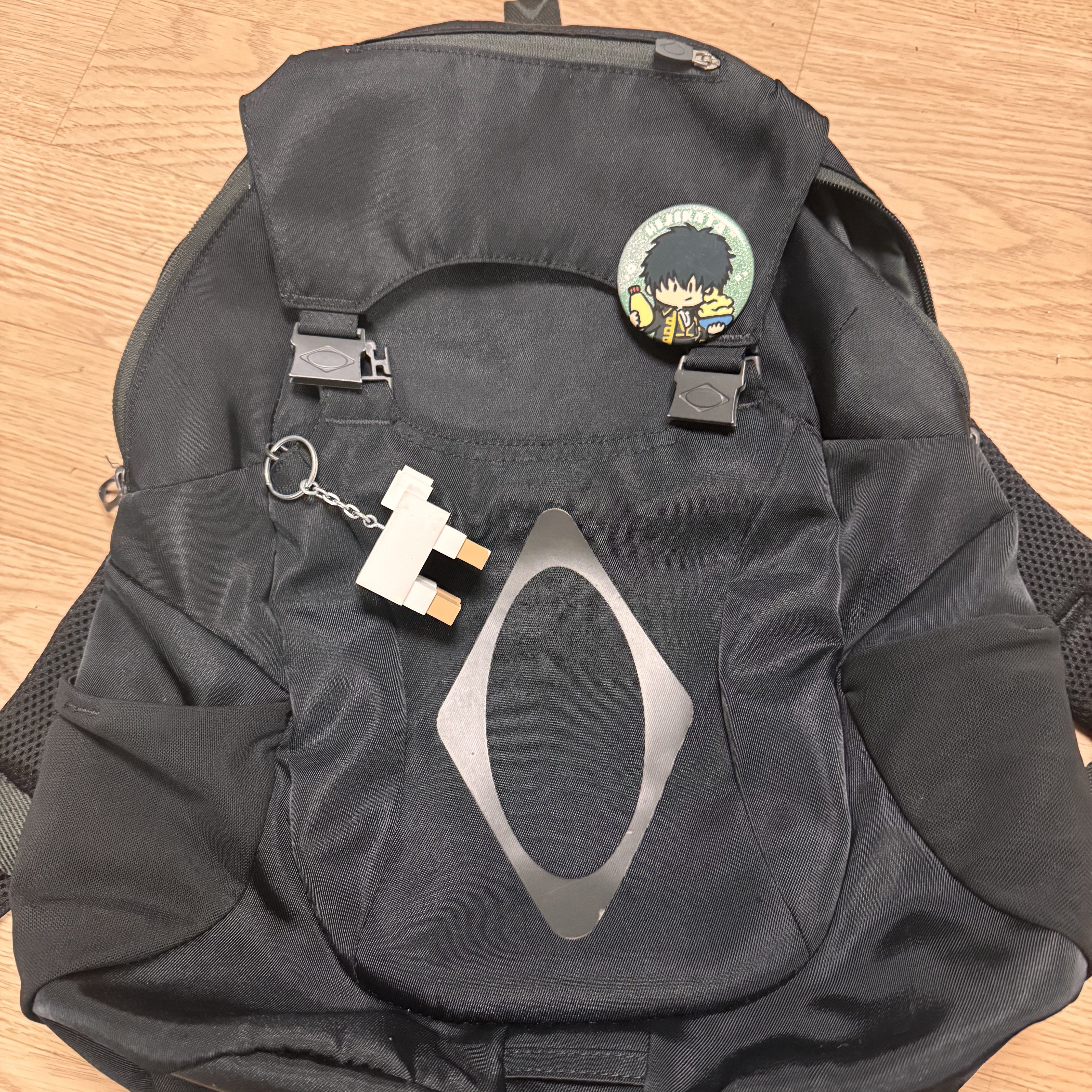 Mischief Buckle Flap Backpack Black 착용 스타일