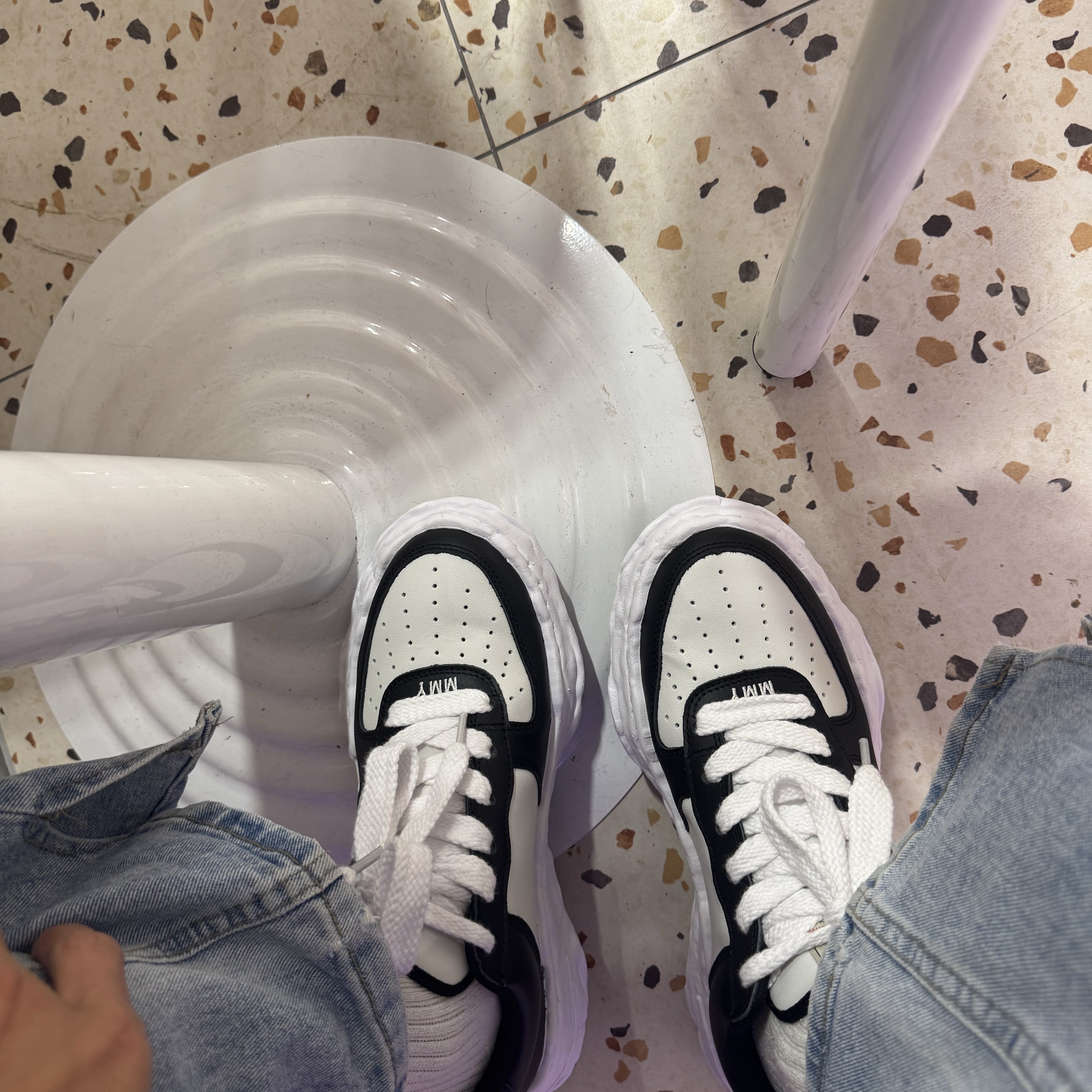 Maison Mihara Yasuhiro Wayne OG Sole Leather Low-top Sneakers Black White 착용 스타일