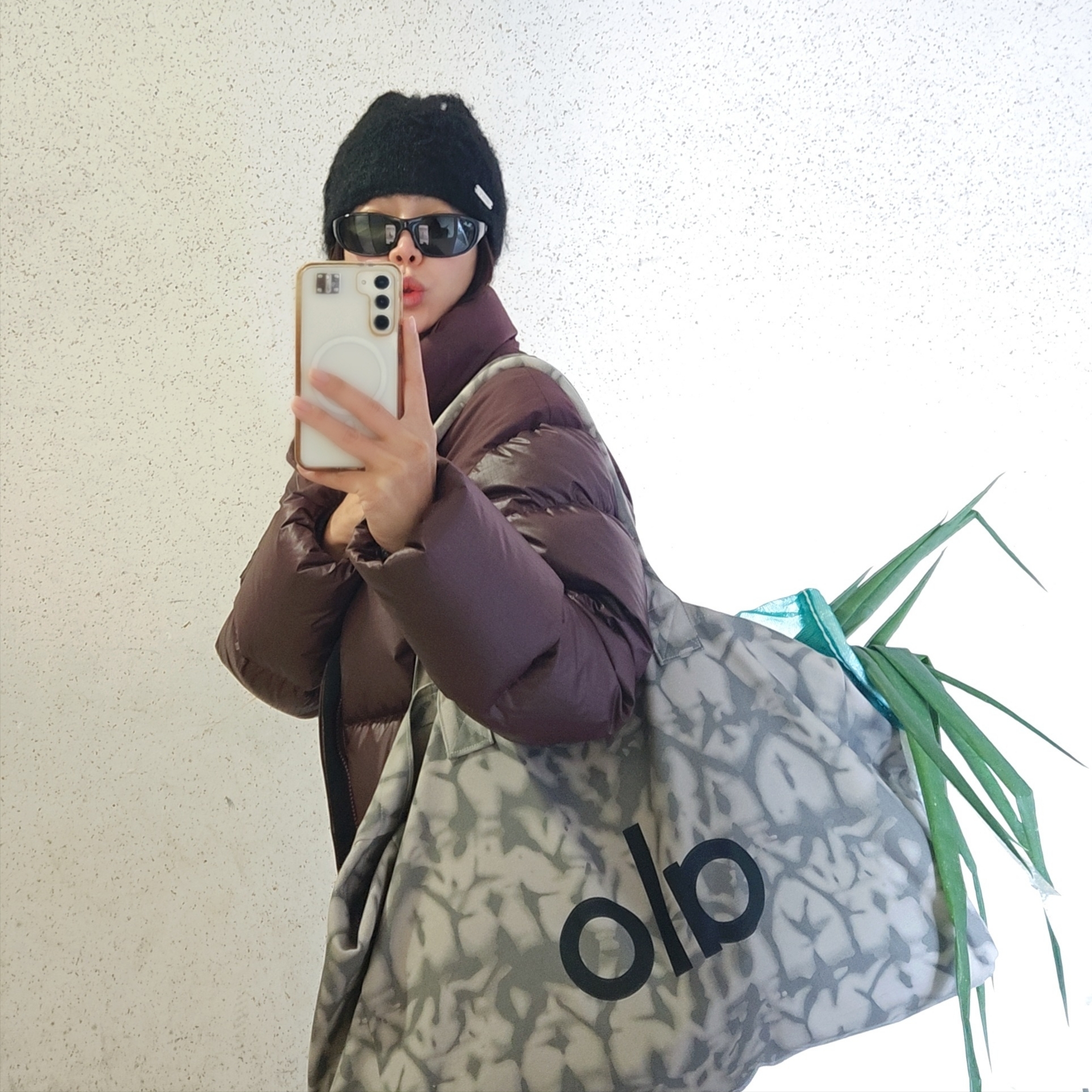 Alo Yoga Iconic Shopper Tote Bag Grey Tiedye 착용 스타일