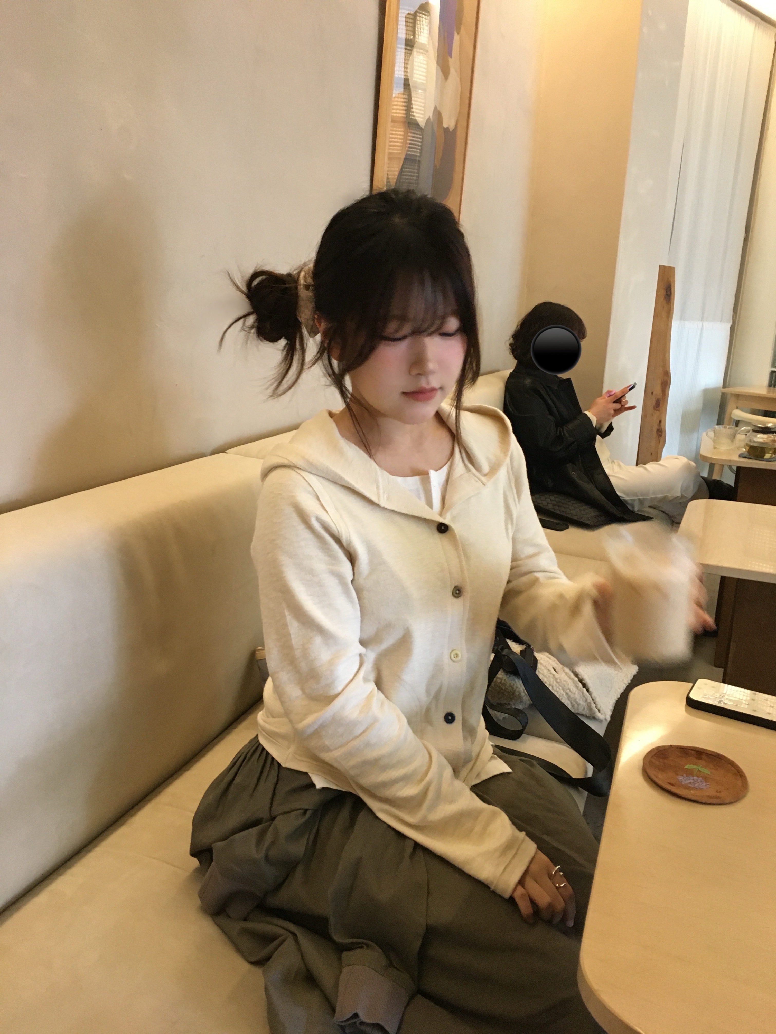 COYSEIO Twofold Button-Up Hoodie Ivory, COYSEIO Strap Shirring Skirt Ash Brown 착용 스타일 - 2