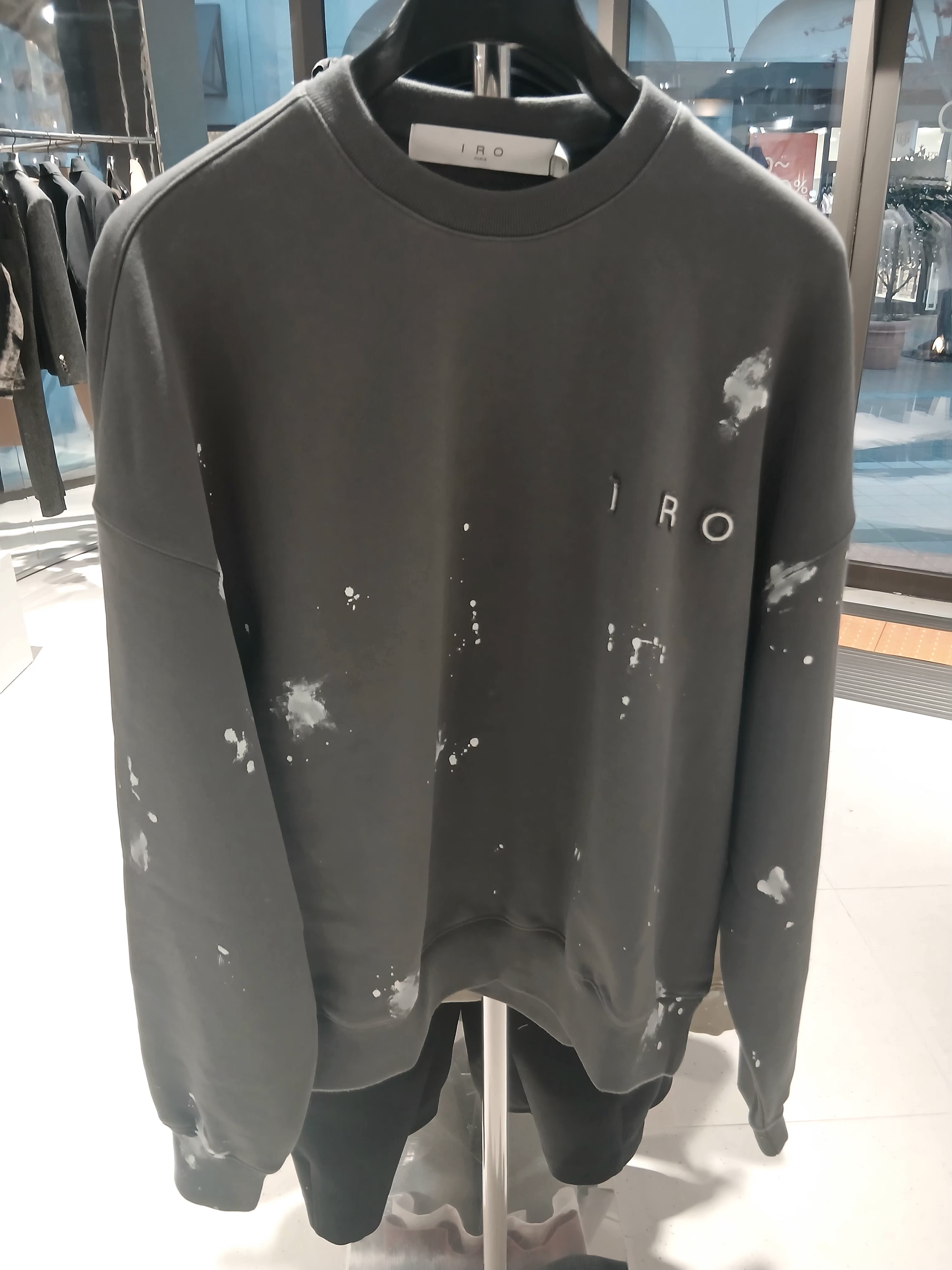 Iro Essential Front Embroidered Logo Sweatshirt Ivory, Iro Essential Front Embroidered Logo Sweatshirt Black 착용 스타일