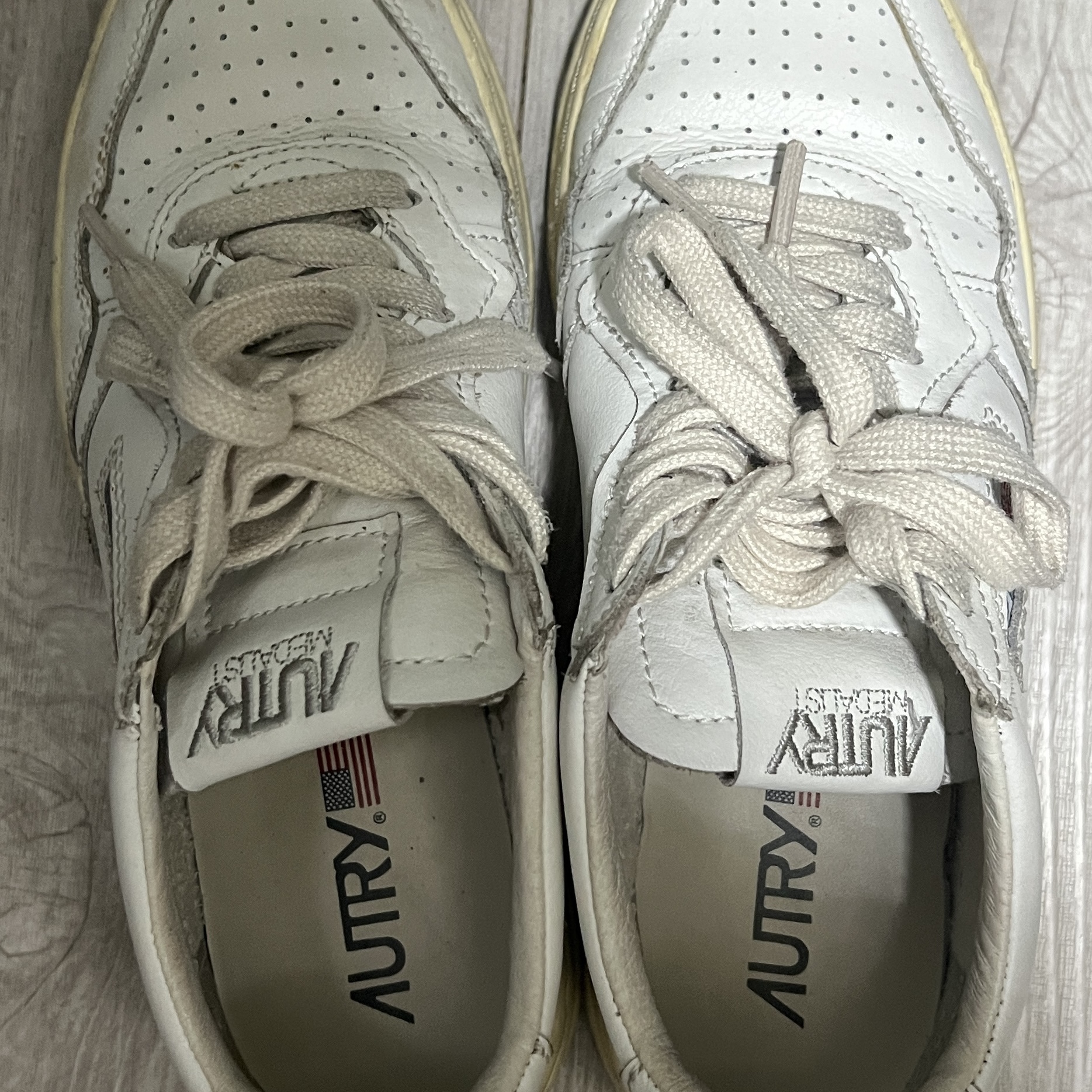 (W) Autry Medalist Low Leather Sneakers White 착용 스타일