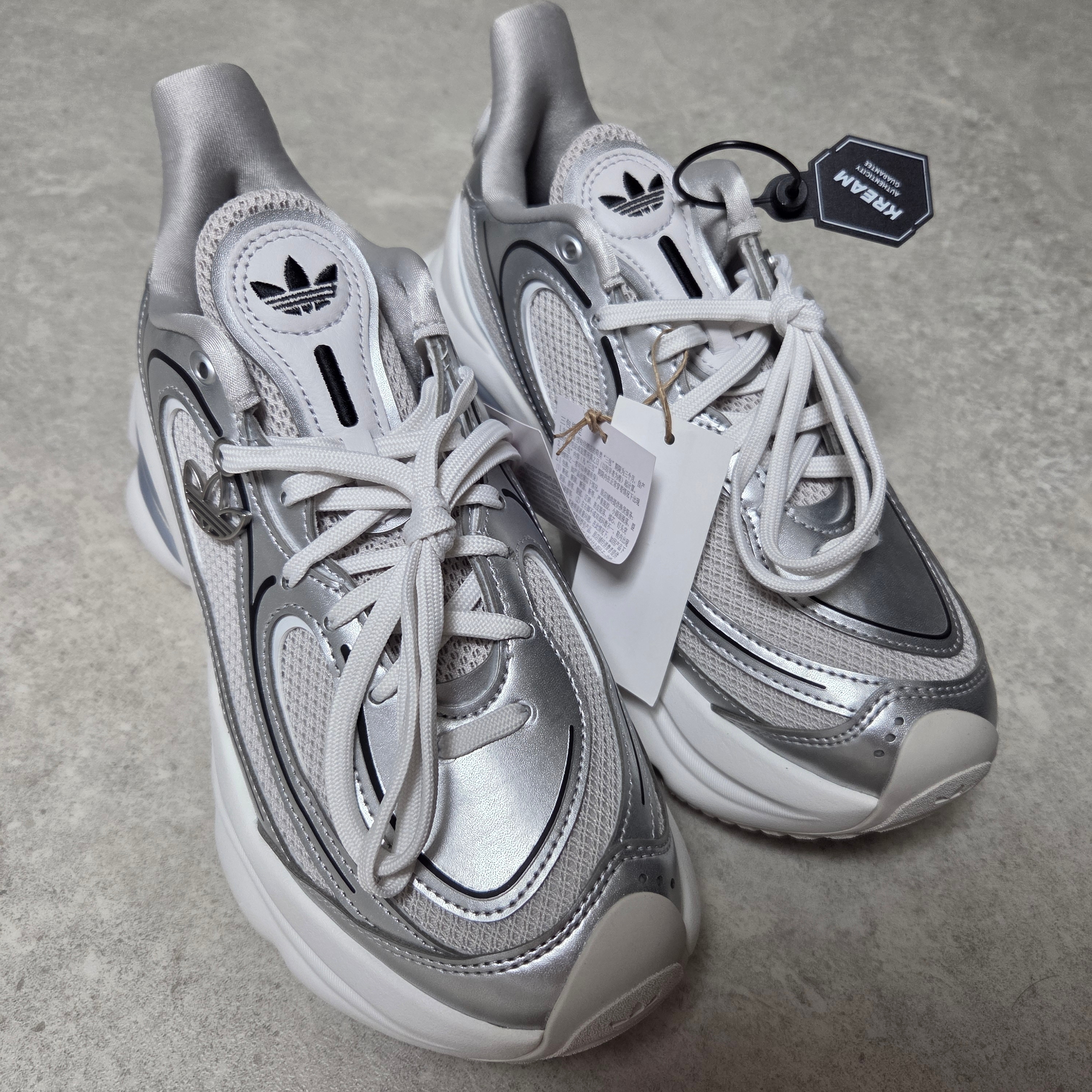 (W) Adidas Ozvenuz Silver Metallic Grey One 착용 스타일