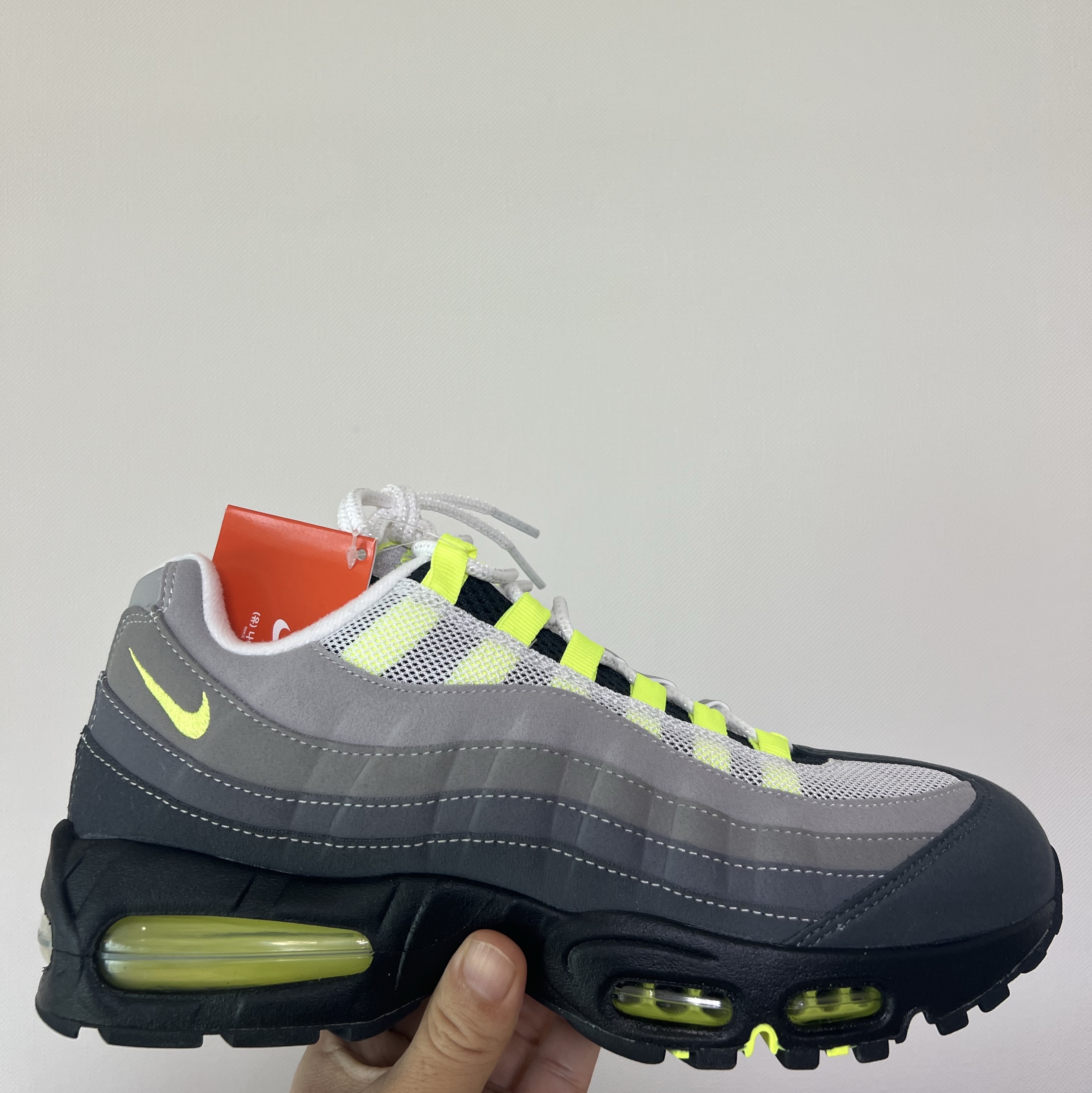 Nike Air Max 95 OG Neon 착용 스타일 - 1