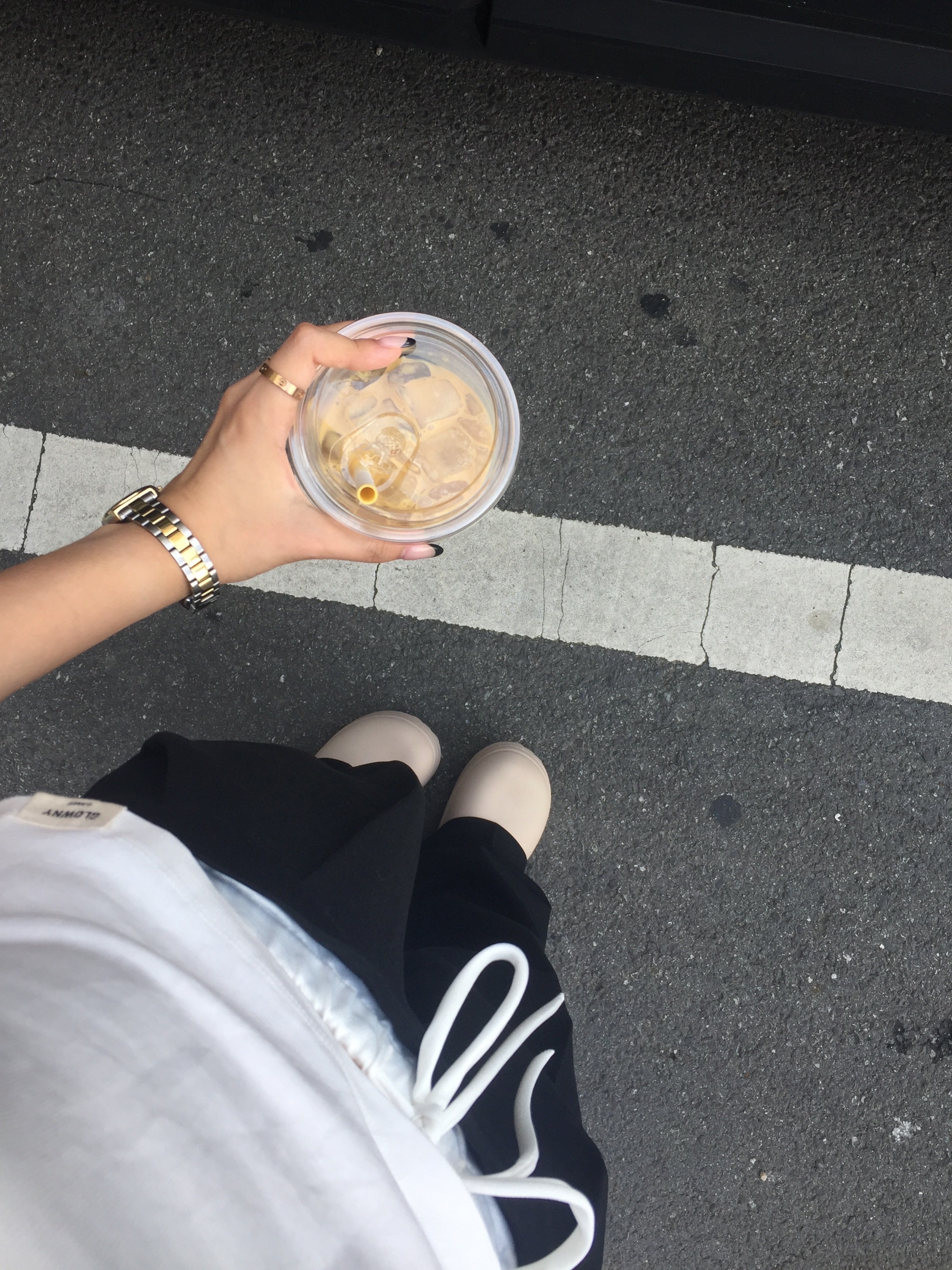 (W) Glowny G Baby T-Shirt White, (W) Adidas Adifom Stan Smith Mule Wonder Taupe 착용 스타일 - 1