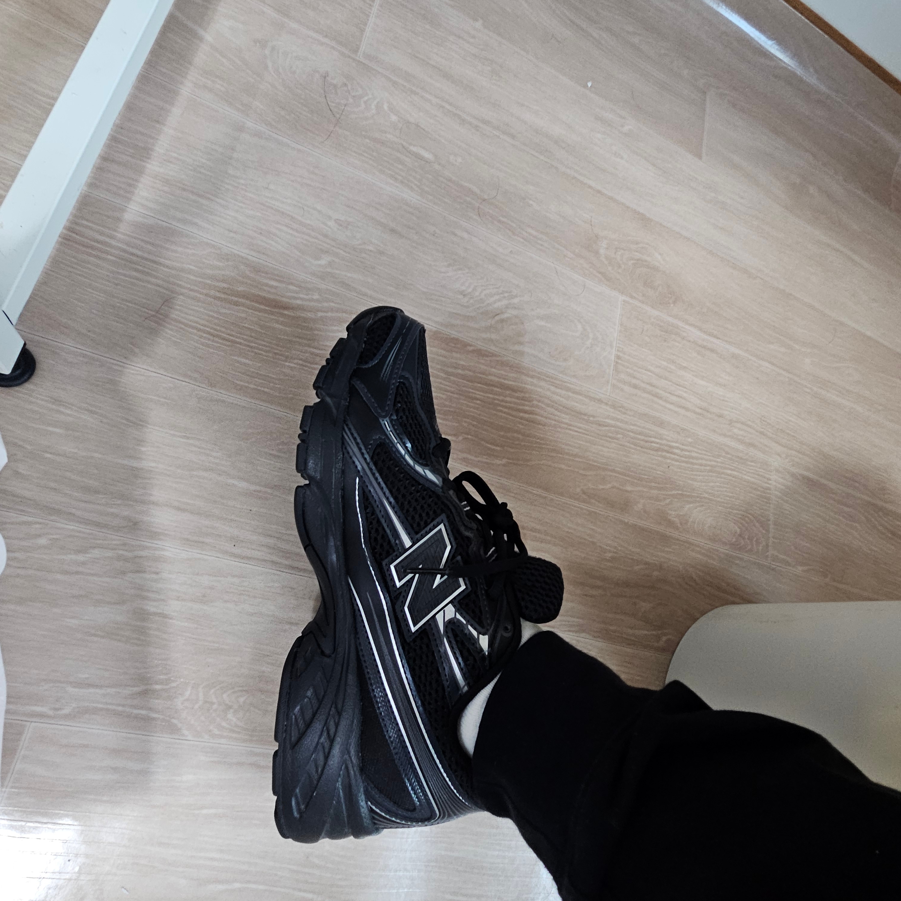 New Balance 740v2 Black Silver Metallic 착용 스타일 - 3
