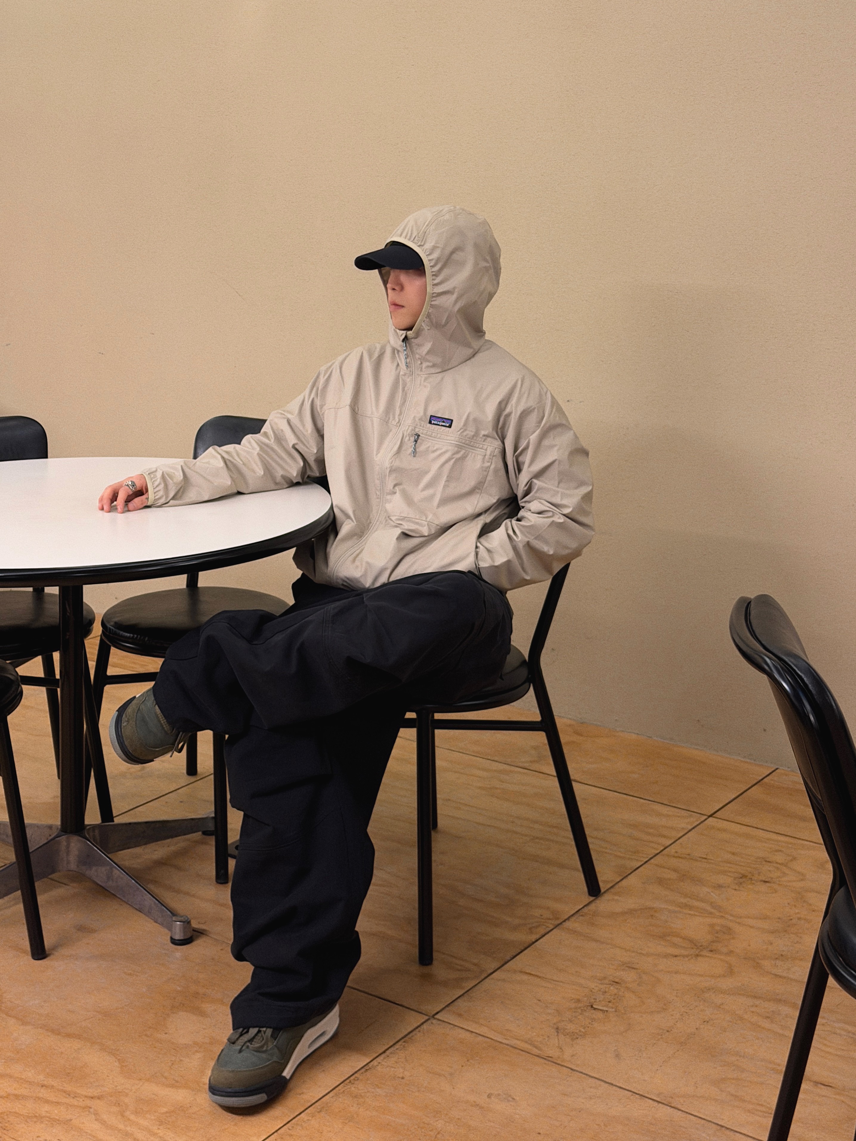 Jordan 4 x Undefeated Retro OG SP Deep Green and Clementine, Patagonia Light Variable Jacket Crisp Grey 착용 스타일 - 7