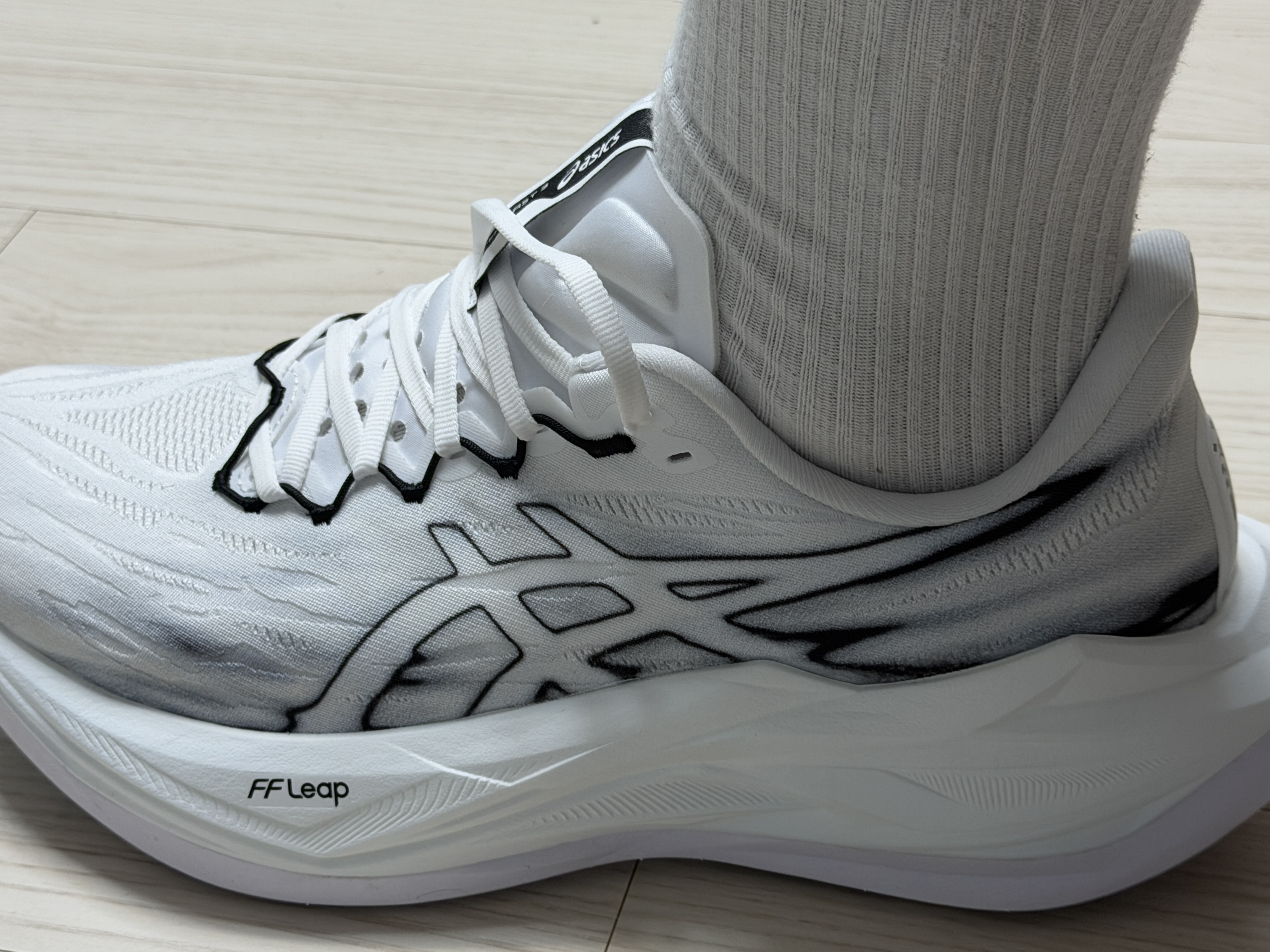 Asics Superblast 3 White Black 착용 스타일 - 1