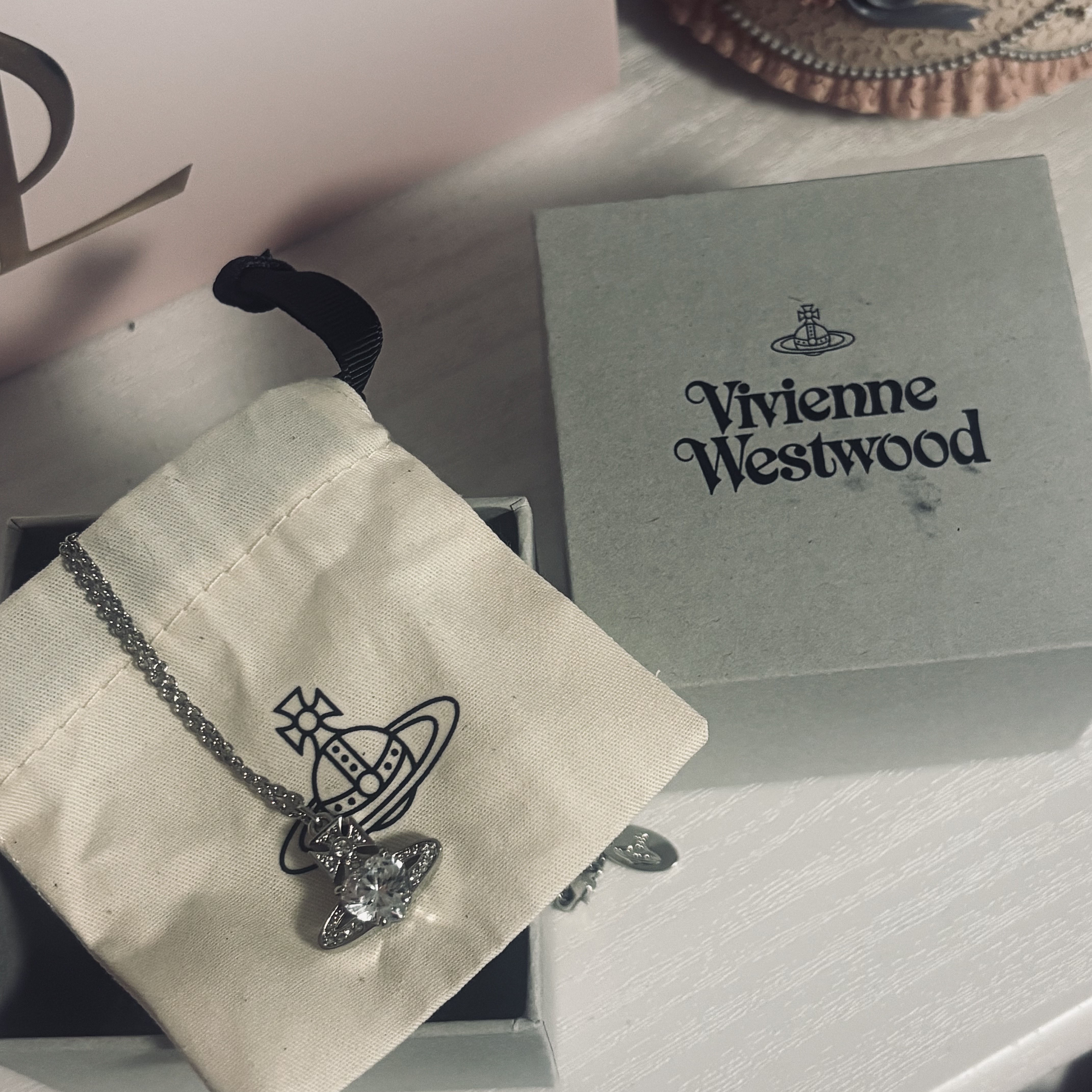 Vivienne Westwood Ariella Pendant Platinum 착용 스타일