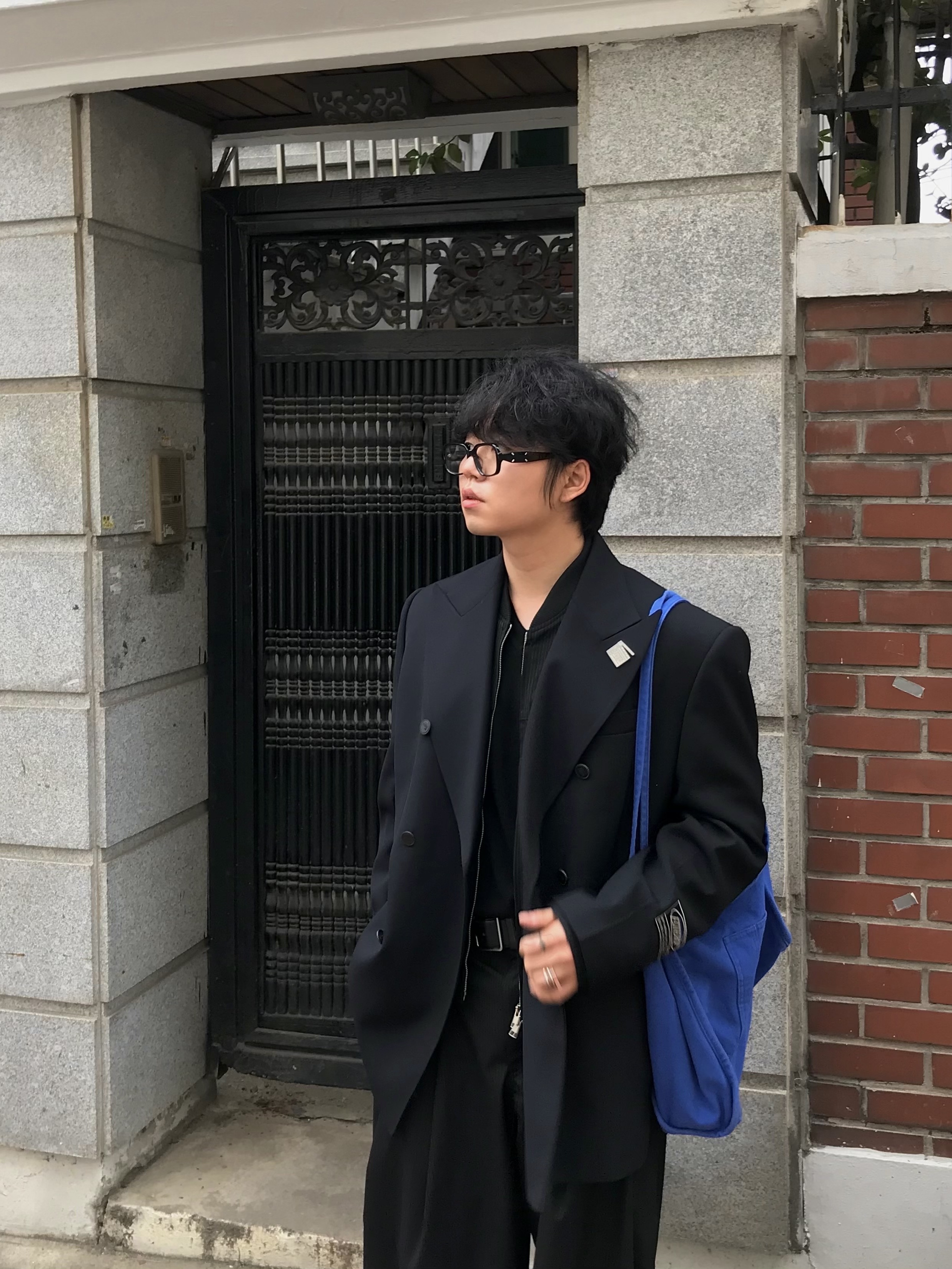 Burberry Nubuck Creeper Shoes, Haleine Cropped V-Neck Relaxed Knit Black (XT110) 착용 스타일 - 4