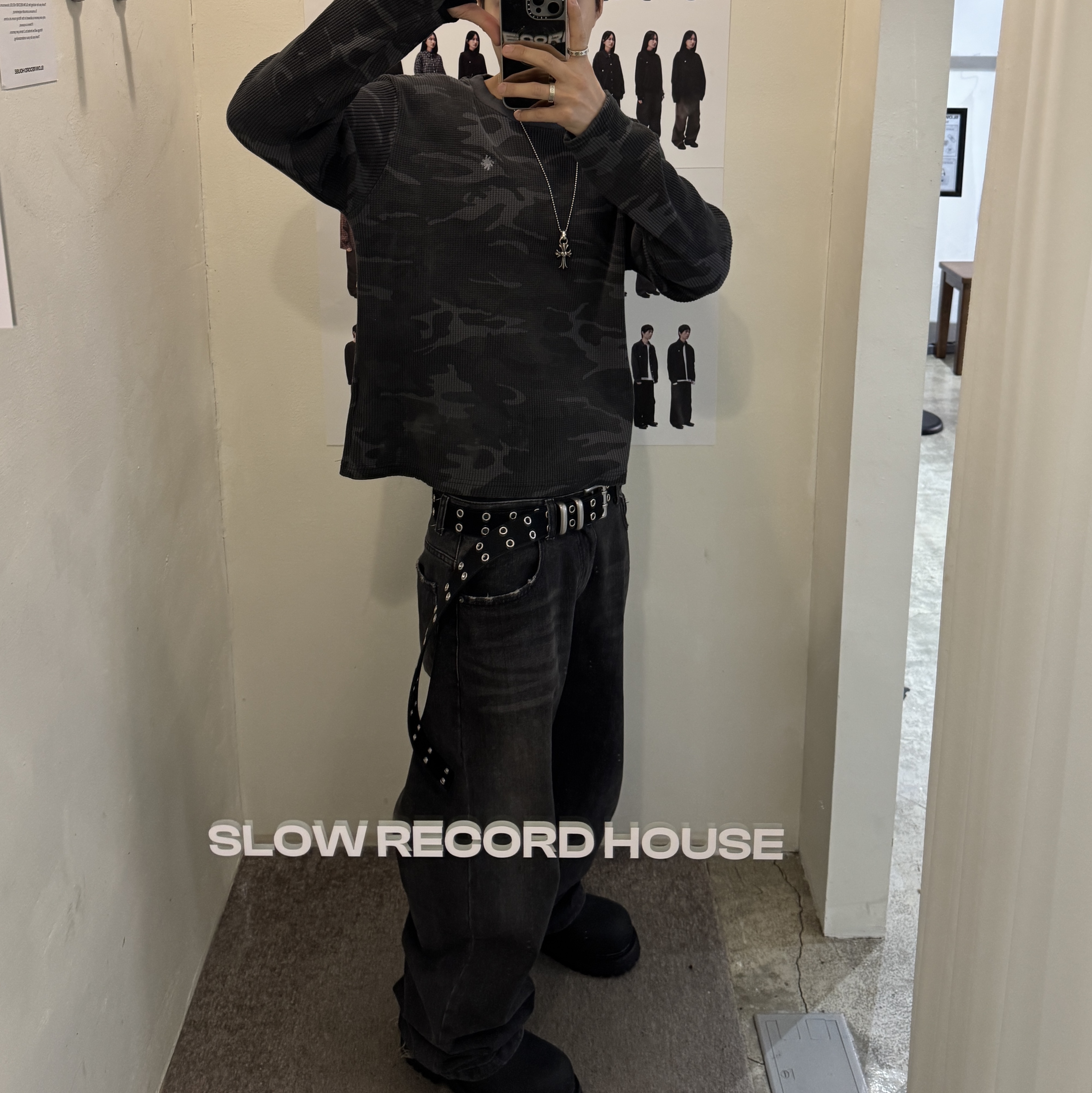 SLOW RECORD HOUSE Fingerhole Crop Long Sleeve Camo Charcoal, SLOW RECORD HOUSE Washed Wide Denim Pants Black 착용 스타일 - 1