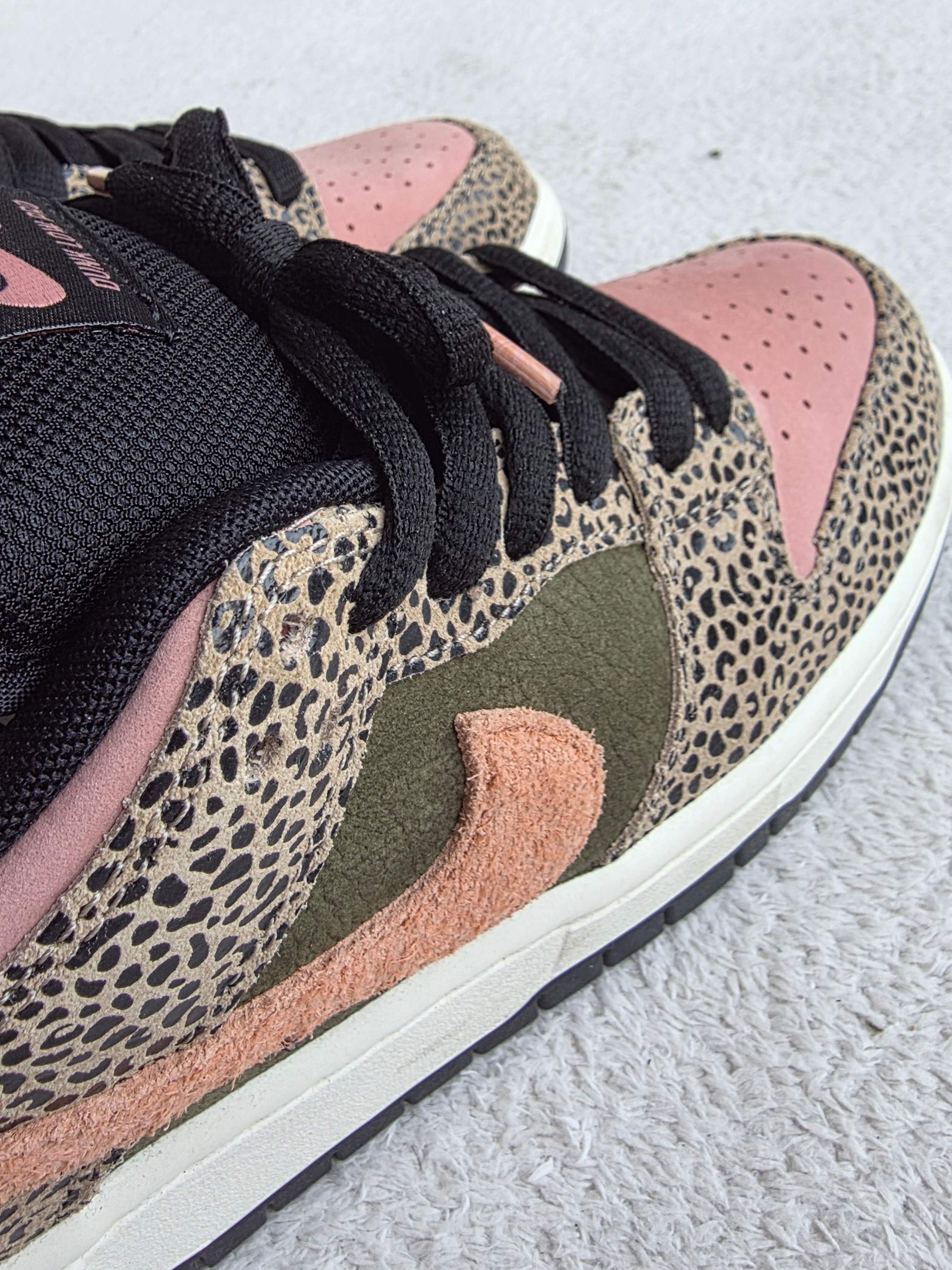 Nike x Arts-Rec Skateshop SB Dunk Low Pro Rust Pink and Rough Green 착용 스타일 - 2