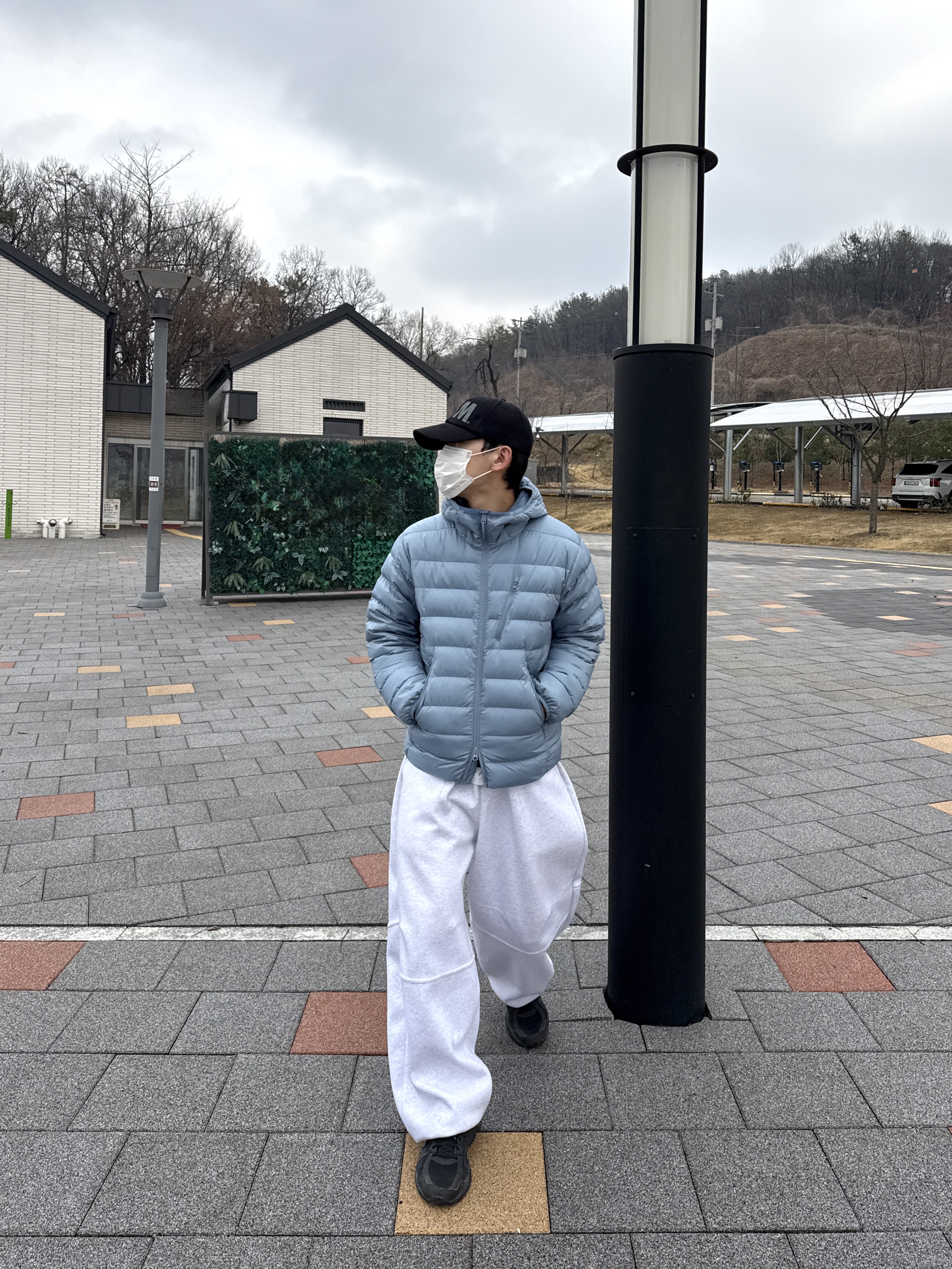 Musinsa Standard City Leisure Hooded Light Down Jacket Moon Blue, Musinsa Standard City Leisure Hooded Light Down Jacket Cloudy Blue 착용 스타일 - 1