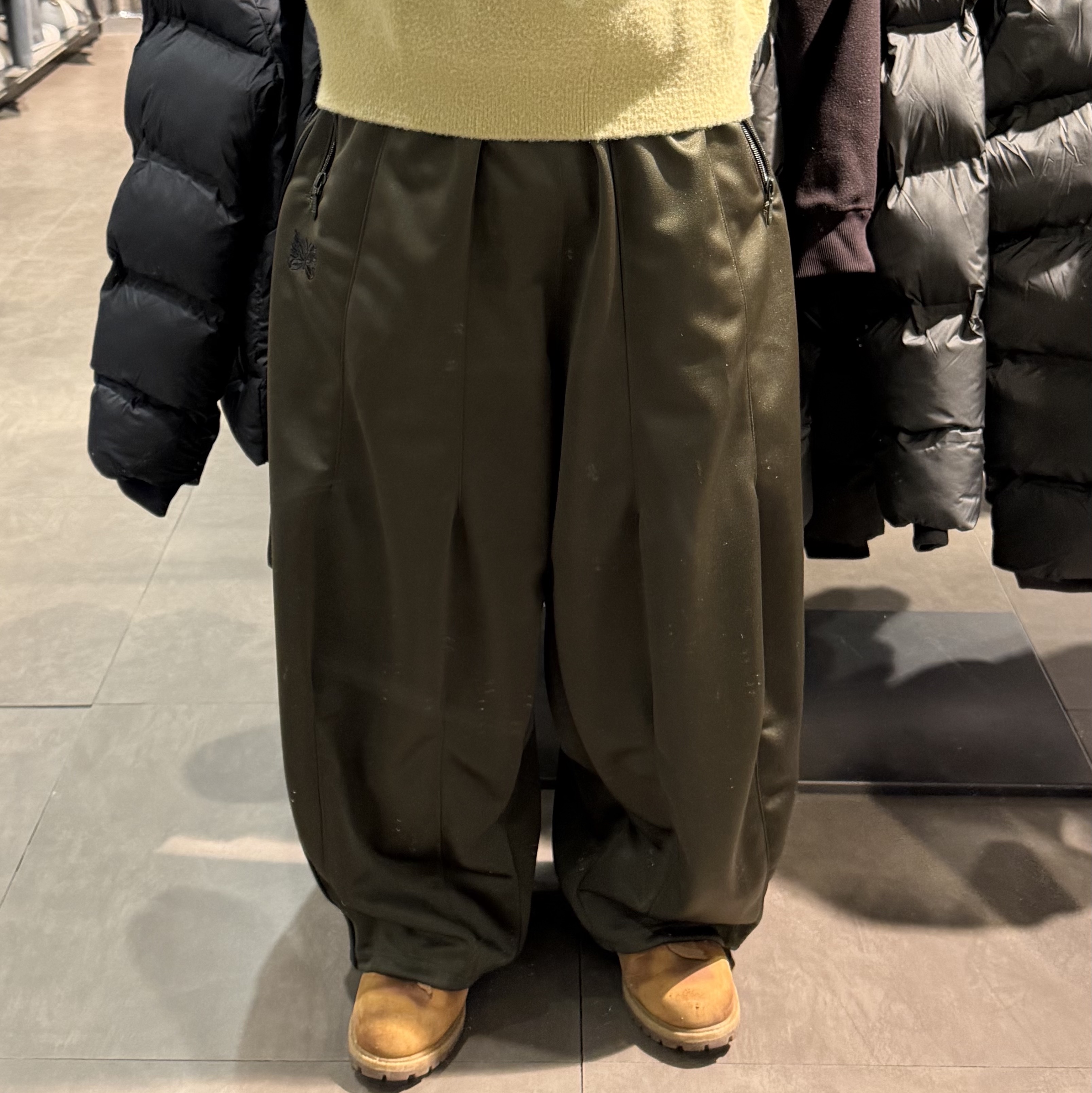 Needles x Studious H.D. Track Pants Poly Smooth Khaki, Timberland x Surgery 6 inch Boot Yellow - Wide 착용 스타일