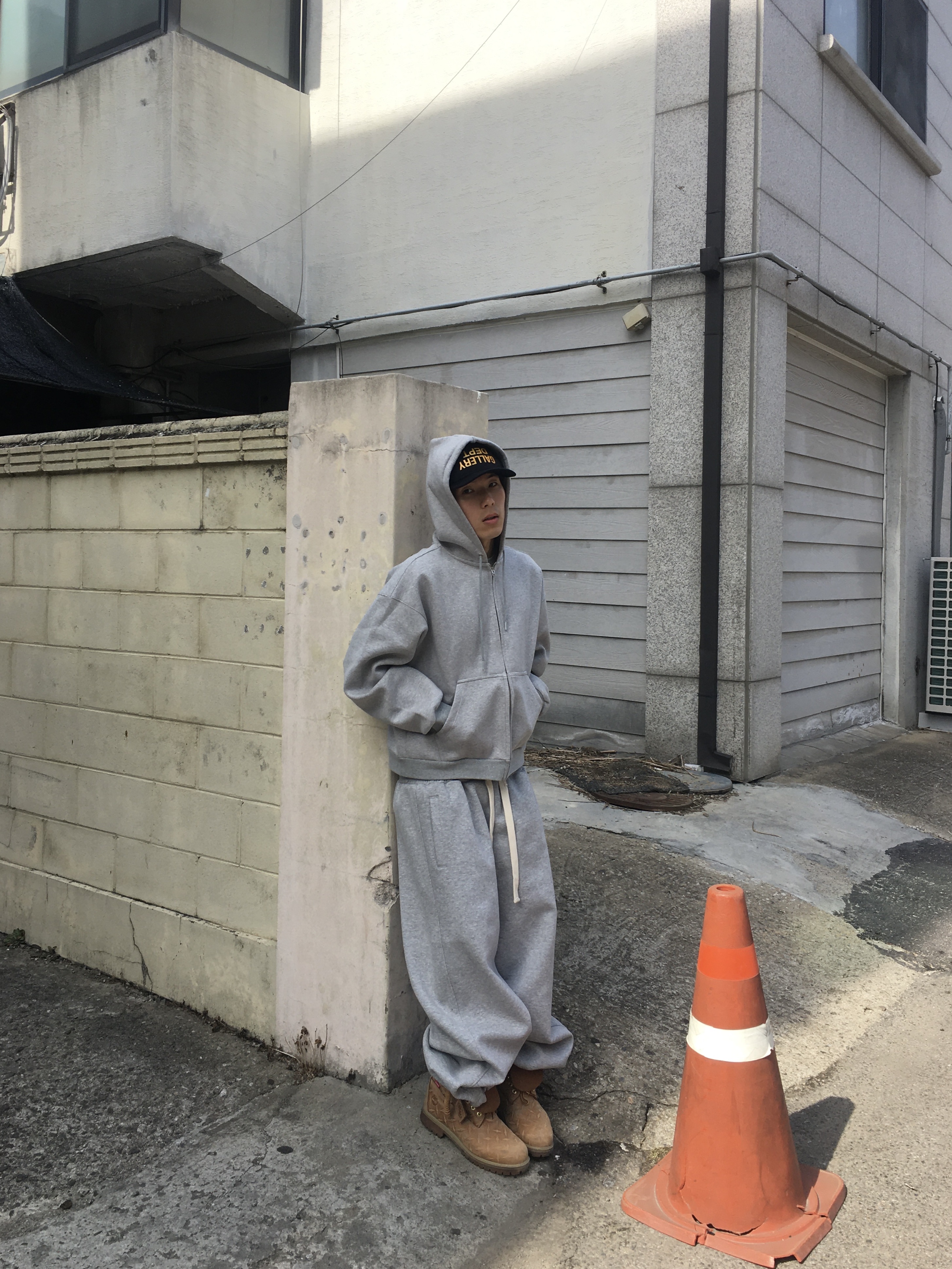 Gallery Dept. Fucked Up Trucker Cap Black, Nonnod Scuba Zip Hoodie Grey 착용 스타일 - 1