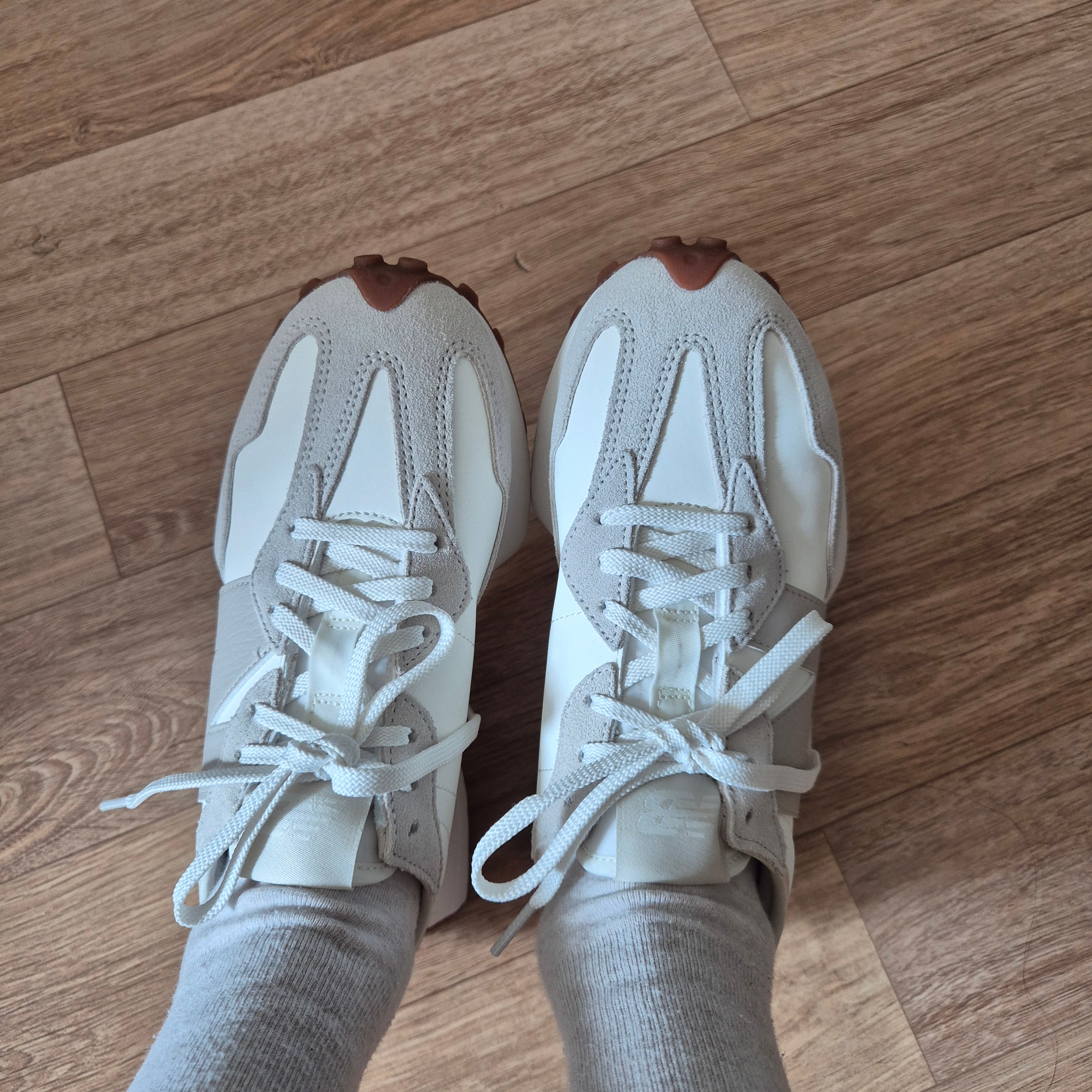 (W) New Balance 327 Moonbeam Timberwolf 착용 스타일 - 1