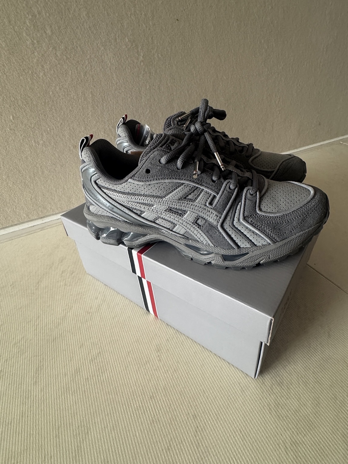 Asics x Thom Browne Gel-Kayano 14 Grey 착용 스타일 - 2