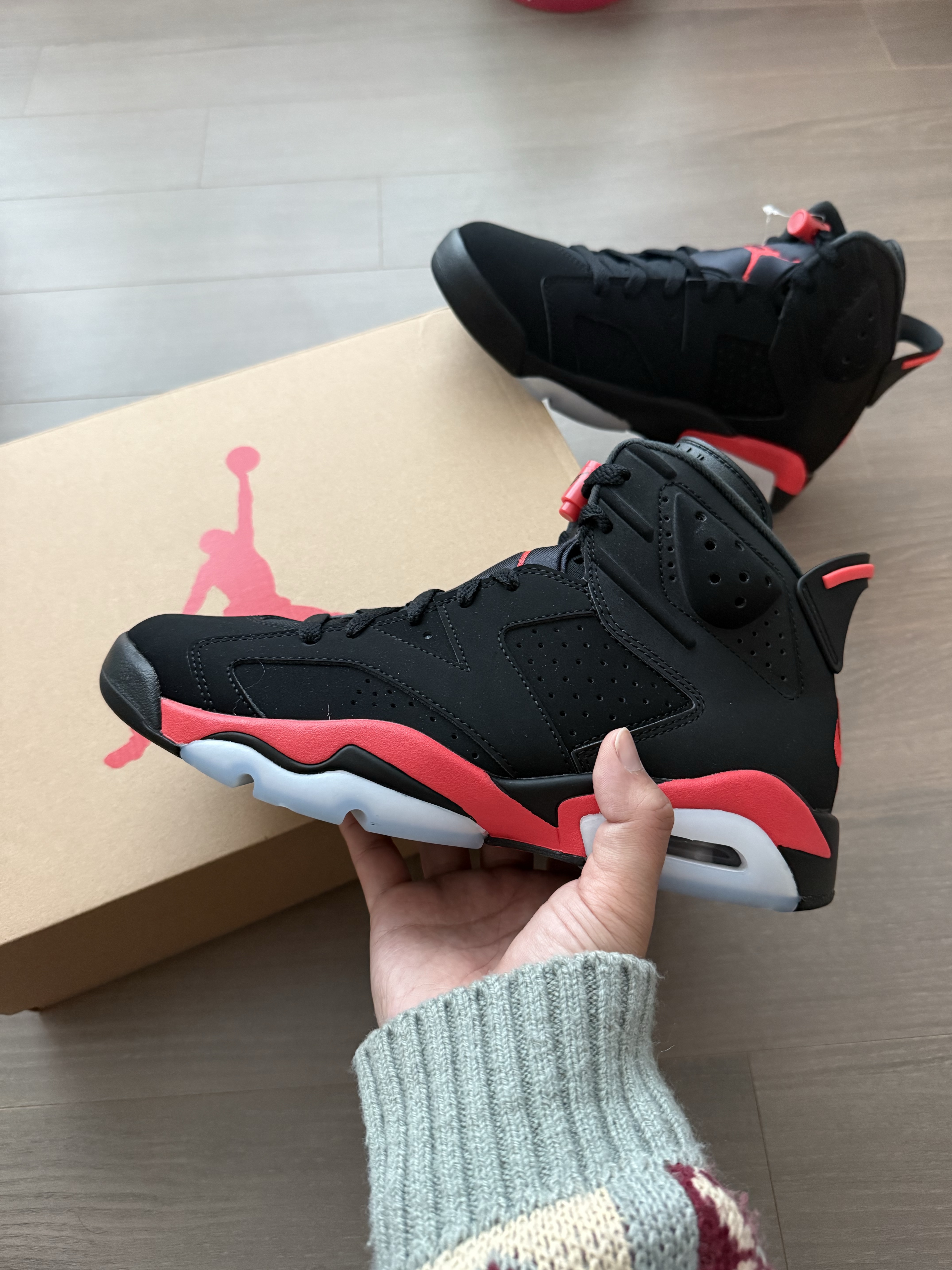 Jordan 6 Retro Infrared Salesman Black and Light Crimson 착용 스타일