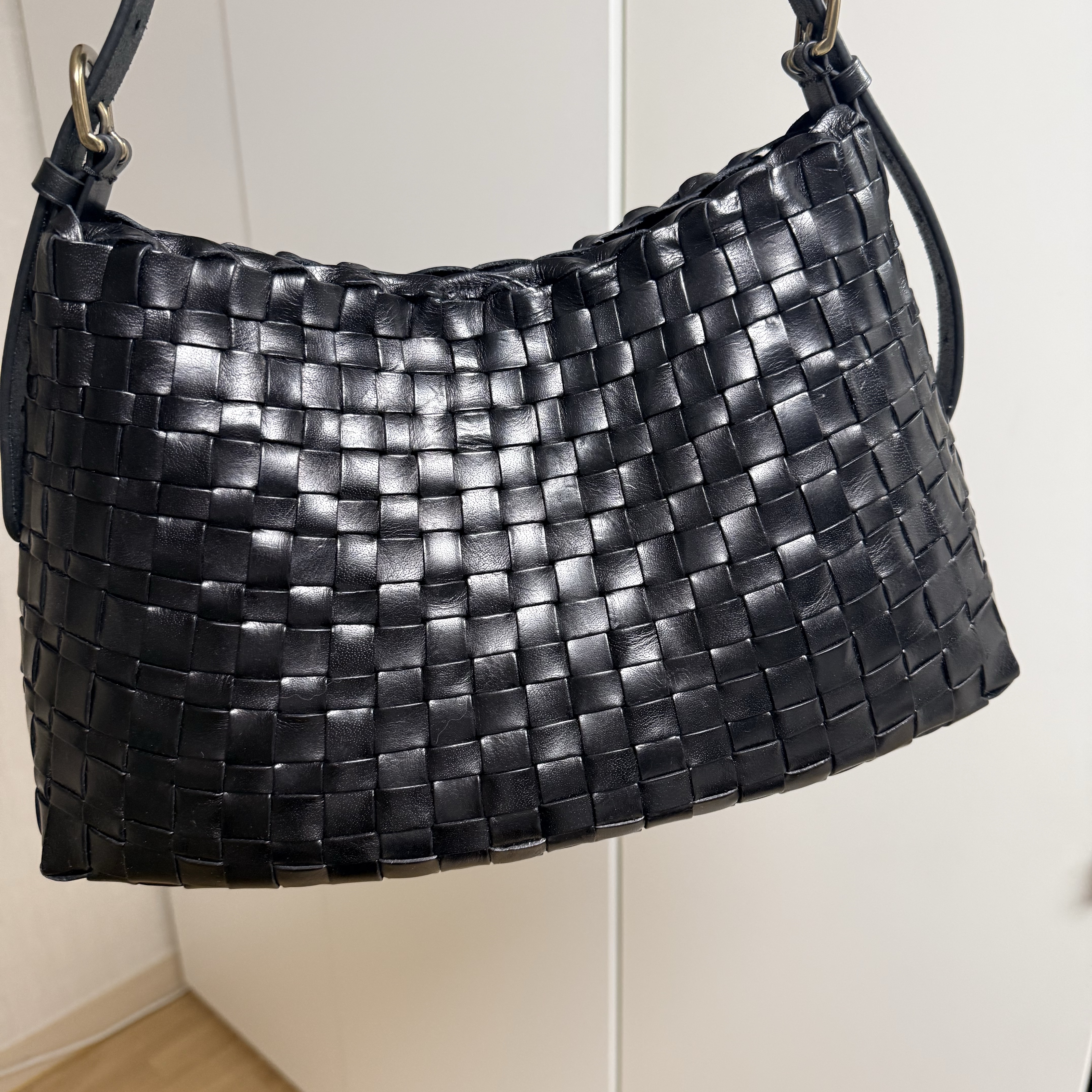 Dragon Diffusion Hobo Salvage Black 착용 스타일 - 1