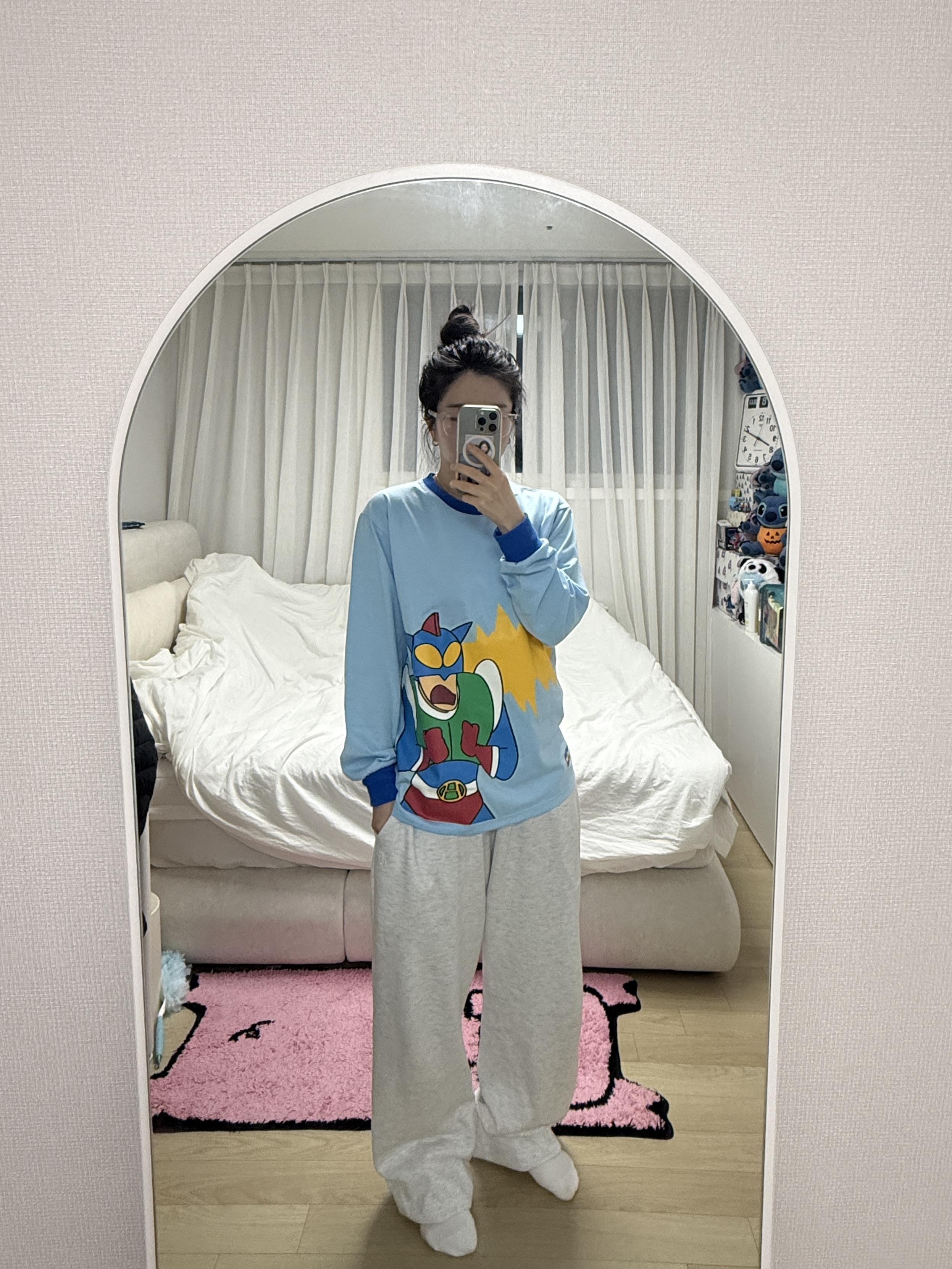 DANCOMMA x Crayon Shin Chan Action Beam!! Luminous Long Sleeve Tee Sky blue 착용 스타일 - 3