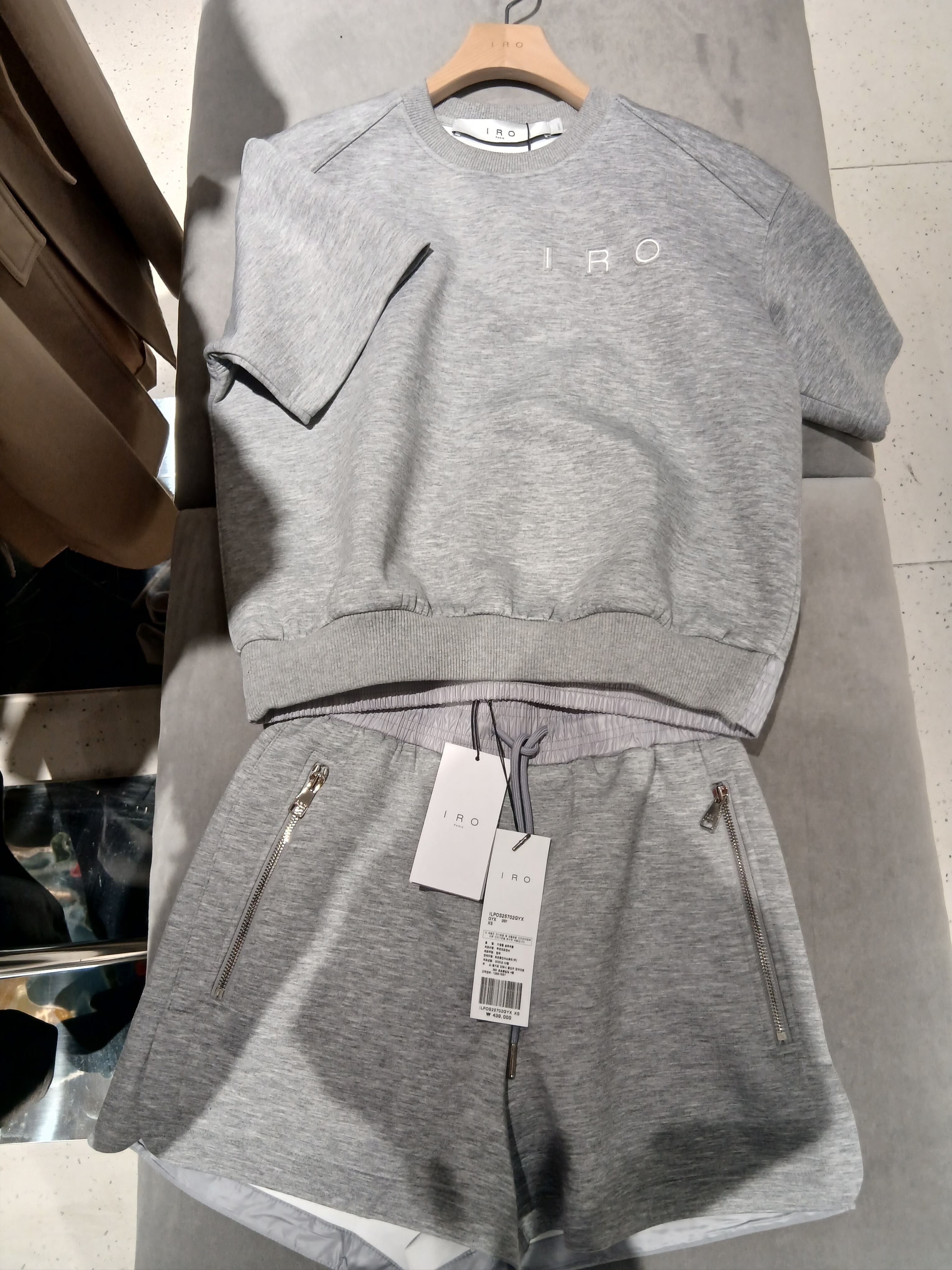 IRO Vibrio Banding Color-Block Long Bermuda Shorts Gray 착용 스타일