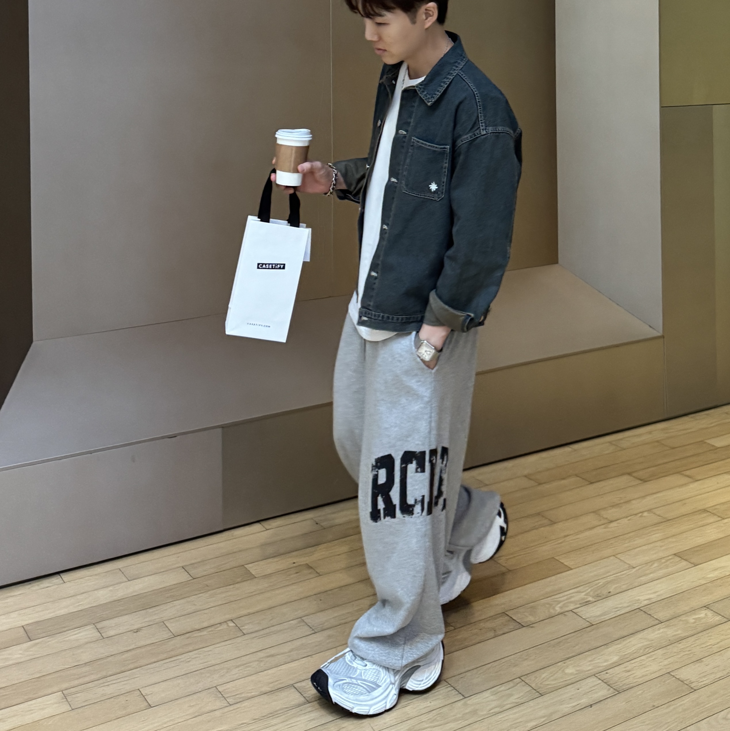 SLOW RECORD HOUSE RCRD Balloonfit Sweat Pants Grey, Balenciaga 10XL Sneakers White Grey Silver Black 착용 스타일 - 2