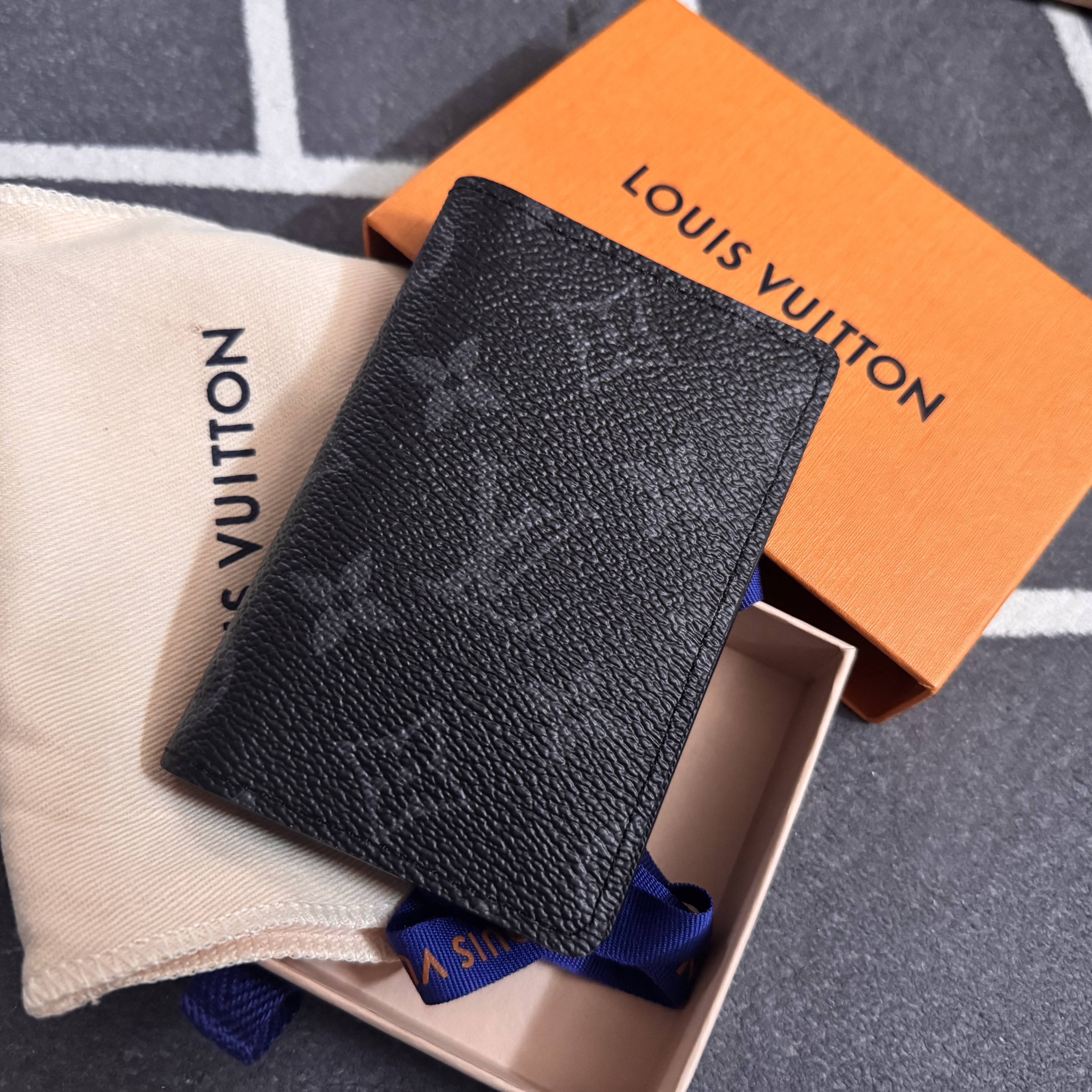 Louis Vuitton Pocket Organizer Monogram Eclipse 착용 스타일