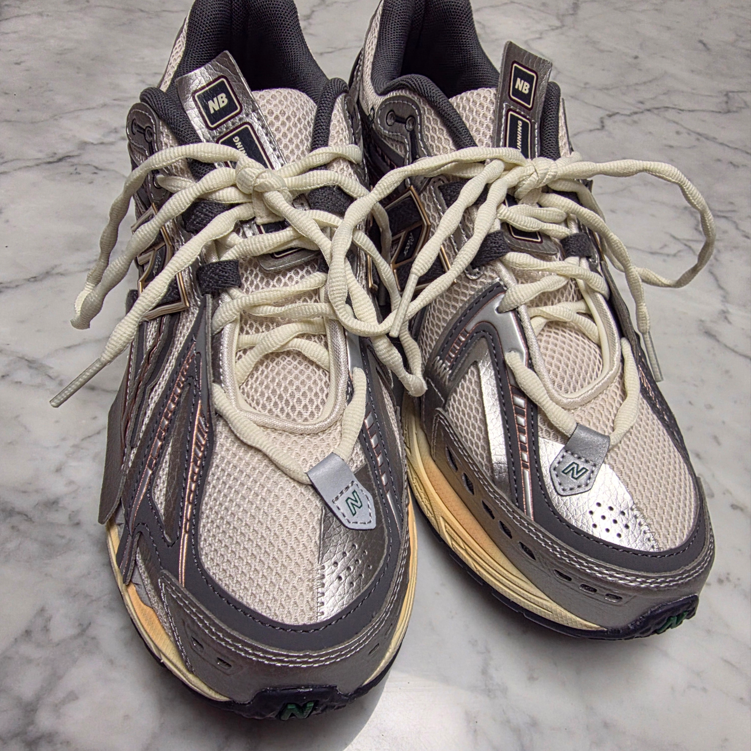 New Balance 1906A Silver Metallic Castlerock 착용 스타일 - 1