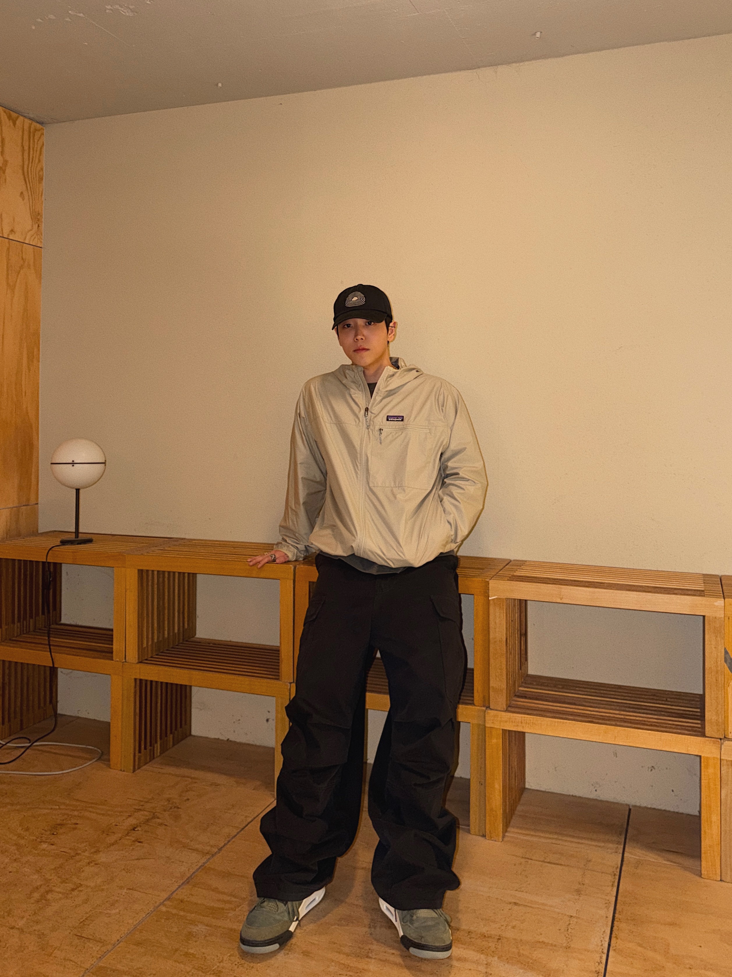 Jordan 4 x Undefeated Retro OG SP Deep Green and Clementine, Patagonia Light Variable Jacket Crisp Grey 착용 스타일 - 1