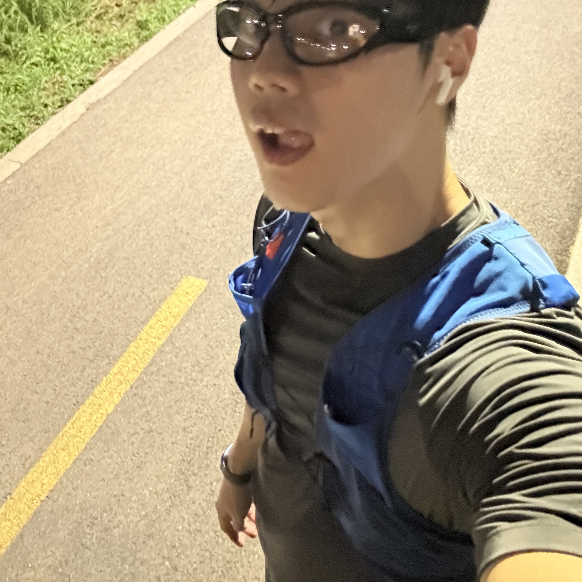 Salomon Active Skin 8 Set Surf The Web, BORN TO WIN BRN Square Quick Dry T-Shirts Charcoal 착용 스타일 - 3