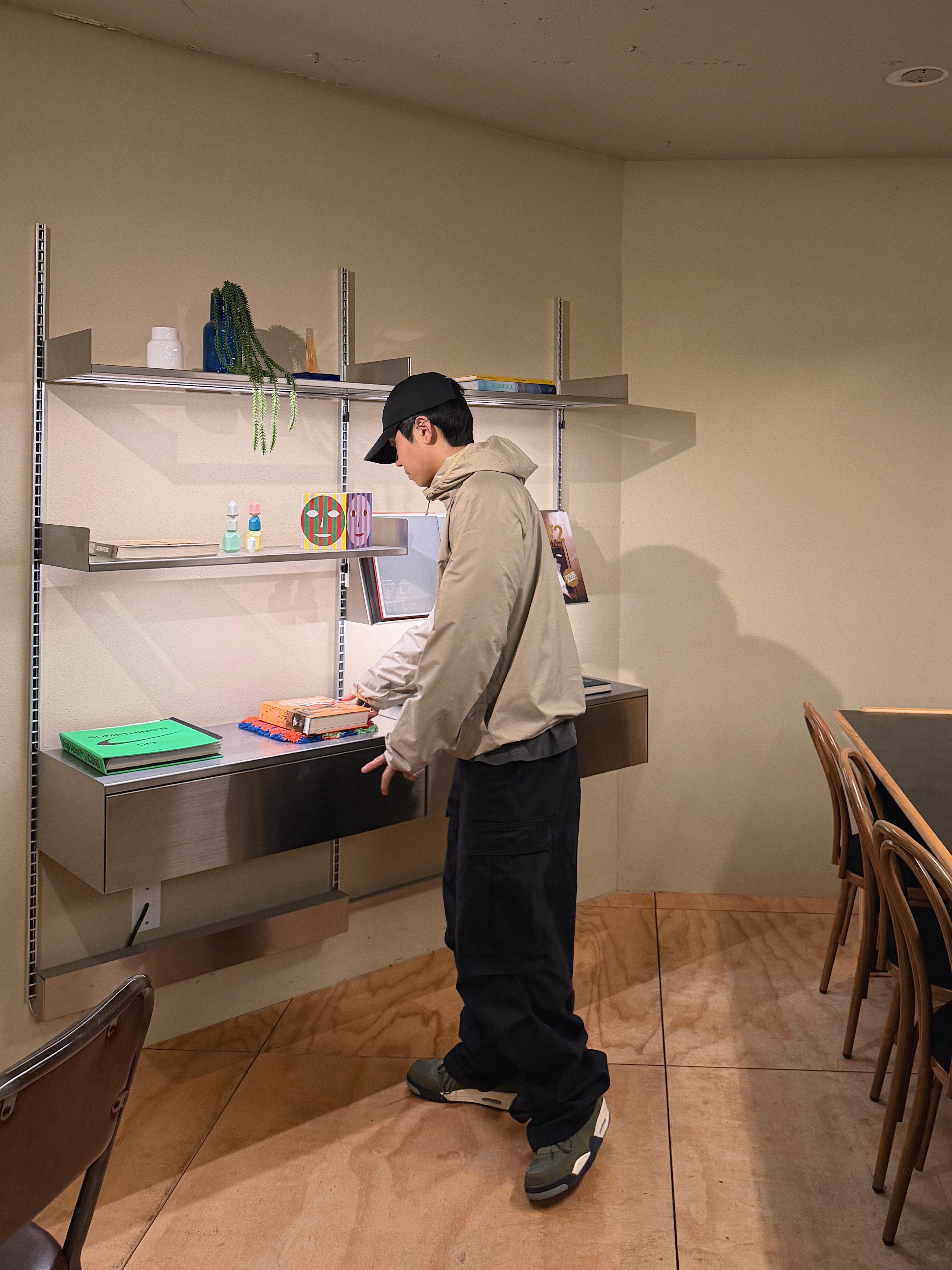 Jordan 4 x Undefeated Retro OG SP Deep Green and Clementine, Patagonia Light Variable Jacket Crisp Grey 착용 스타일 - 9