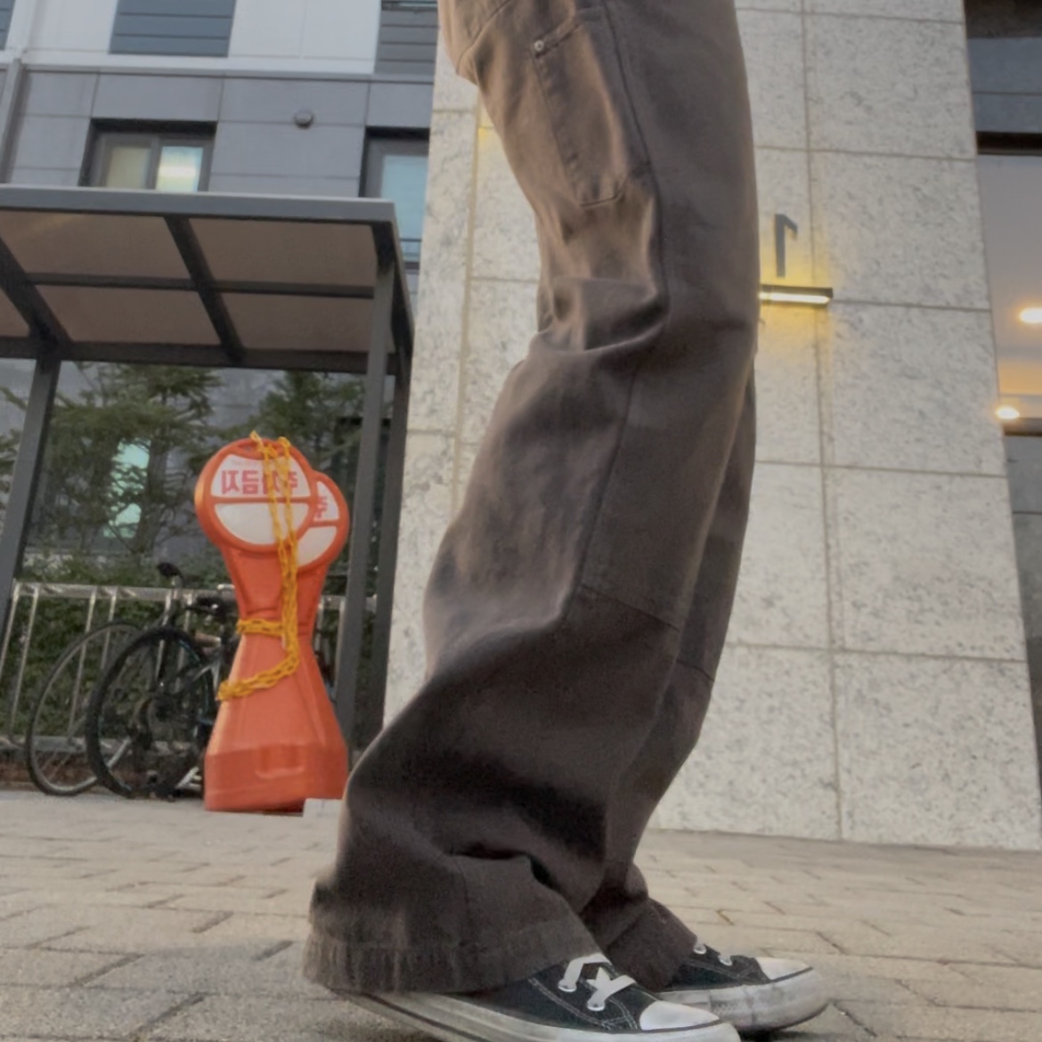 Farfromwhat Far Aged Brown Carpenter Pants 착용 스타일 - 5