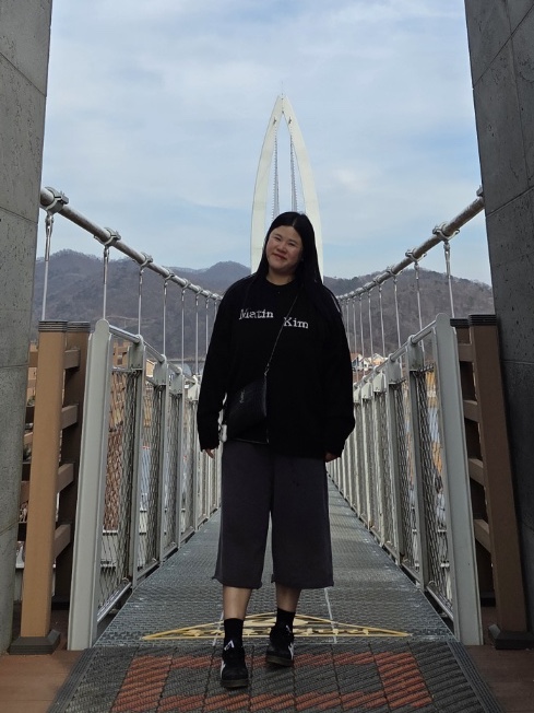 Matin Kim Asymmetric Logo Knit Pullover In Black, Matin Kim Vintage Washed Back Logo Bermuda Sweatpants In Charcoal 착용 스타일