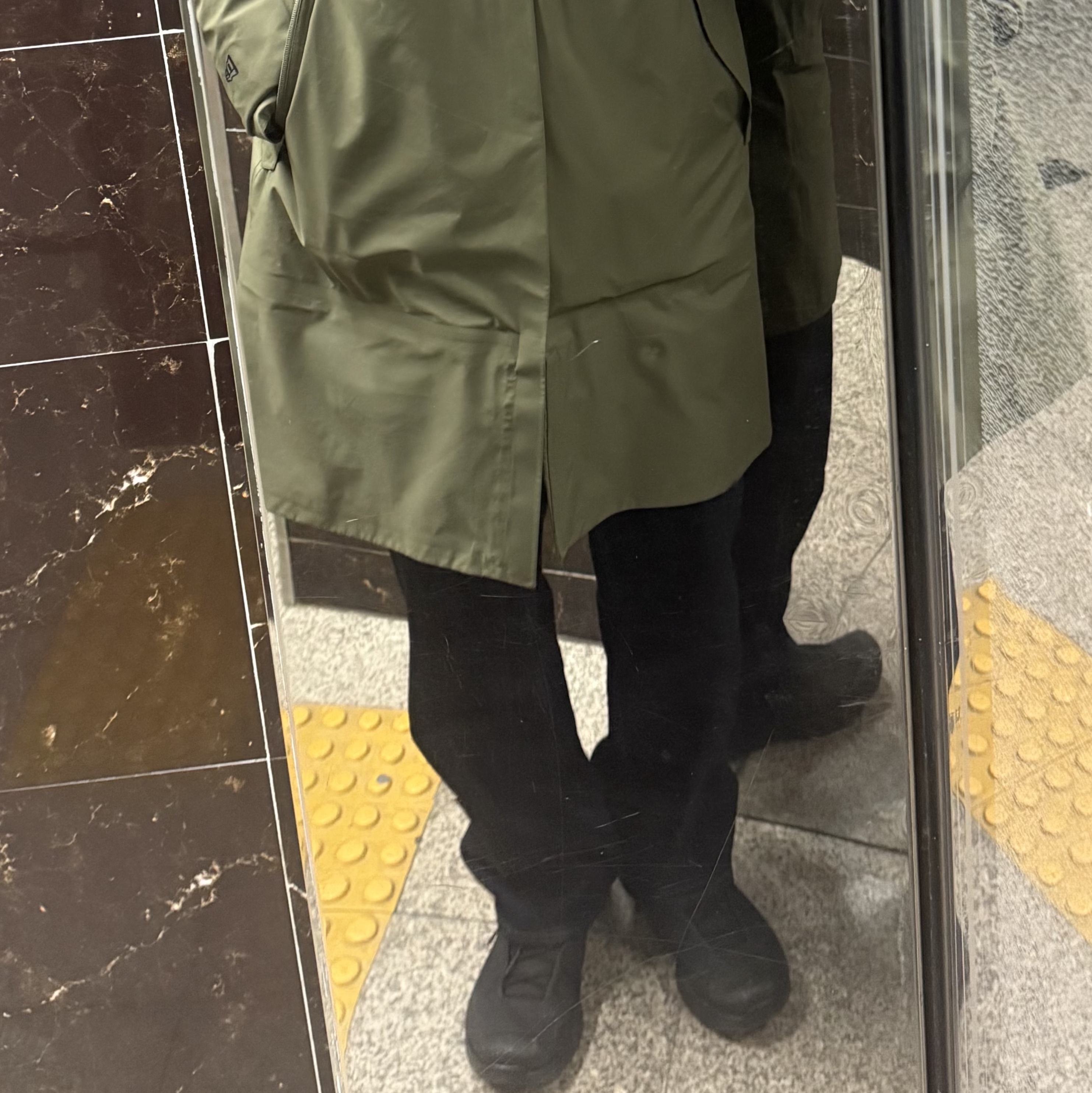 Arc'teryx Kopec Mid GTX Boots Black, Uniqlo x JW Anderson Straight Jean Blue - KR 착용 스타일 - 2