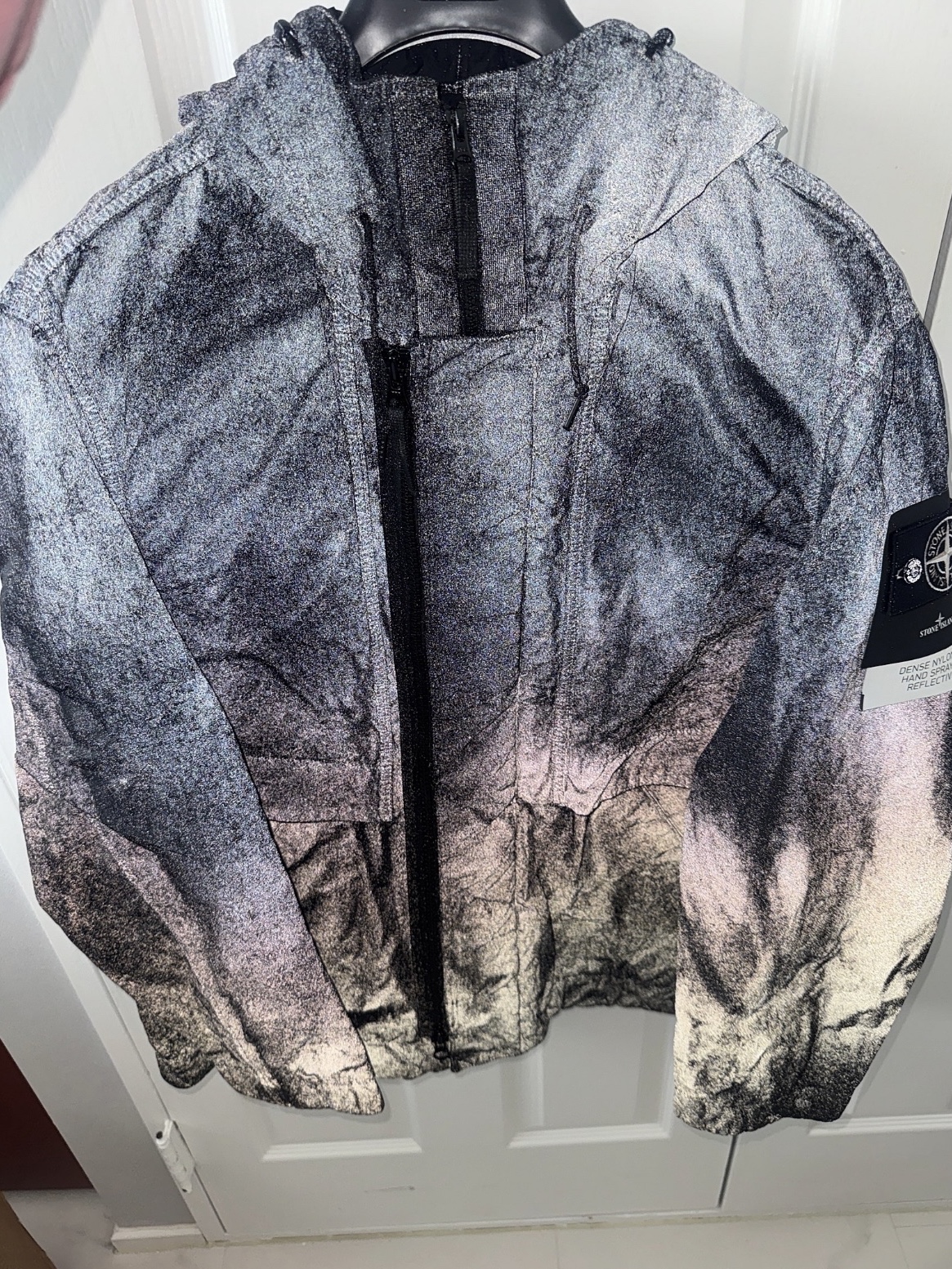 Stone Island 4100072 Dense Nylon-TC Hand Sprayed Reflective Hoode Jacket with Ant Drop Black - 26SS 착용 스타일 - 2