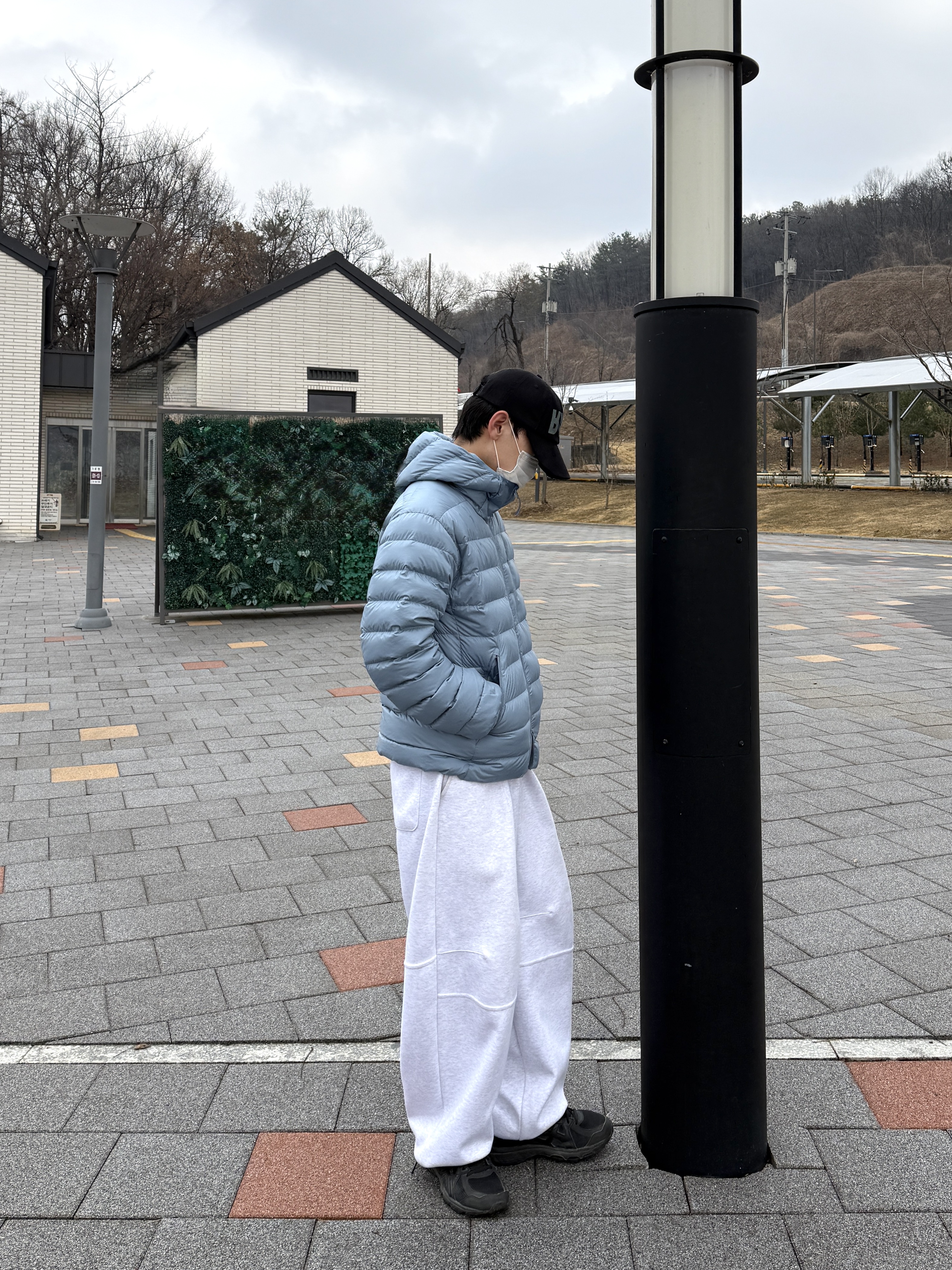 Musinsa Standard City Leisure Hooded Light Down Jacket Moon Blue, Musinsa Standard City Leisure Hooded Light Down Jacket Cloudy Blue 착용 스타일 - 3