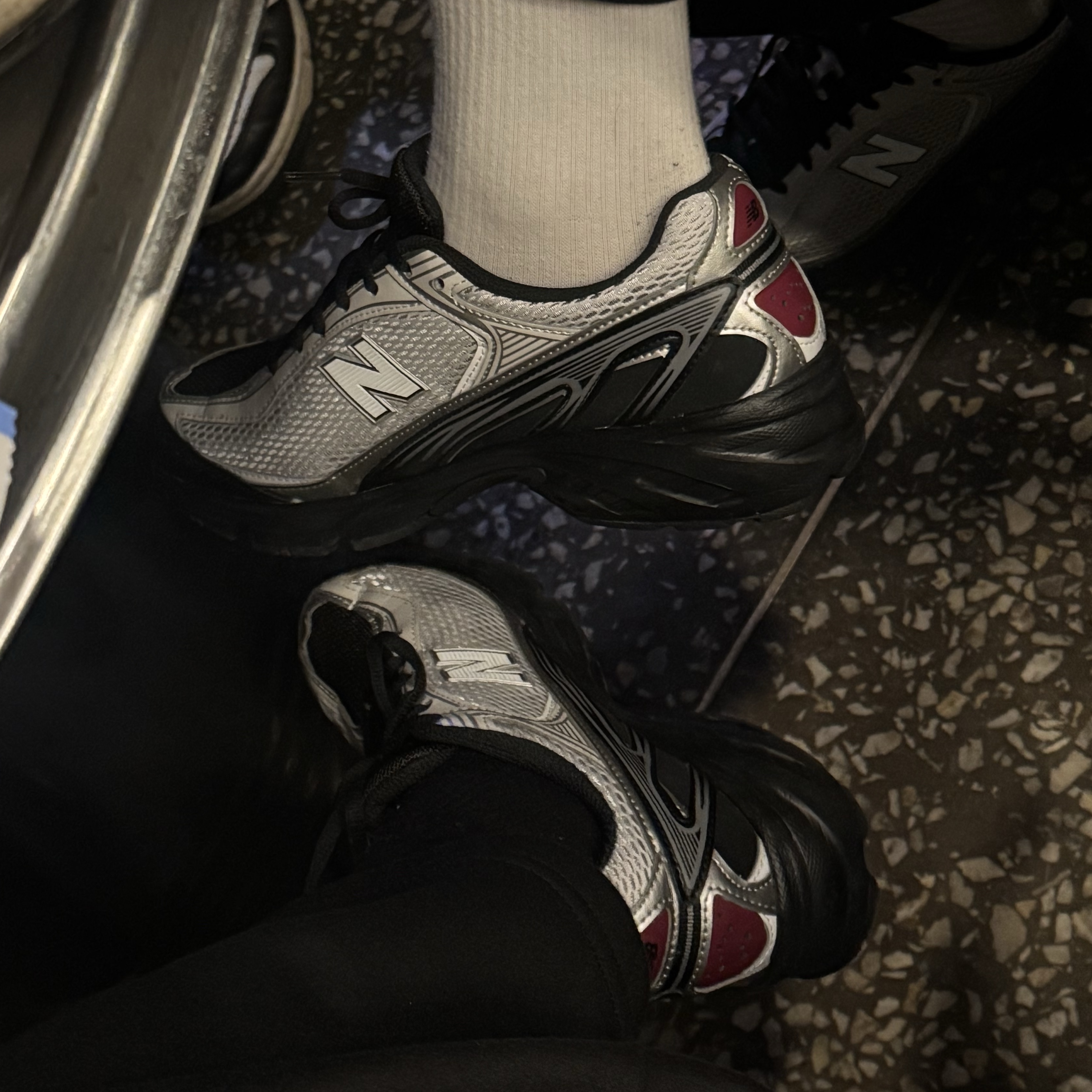 New Balance 509 Black Gray 착용 스타일