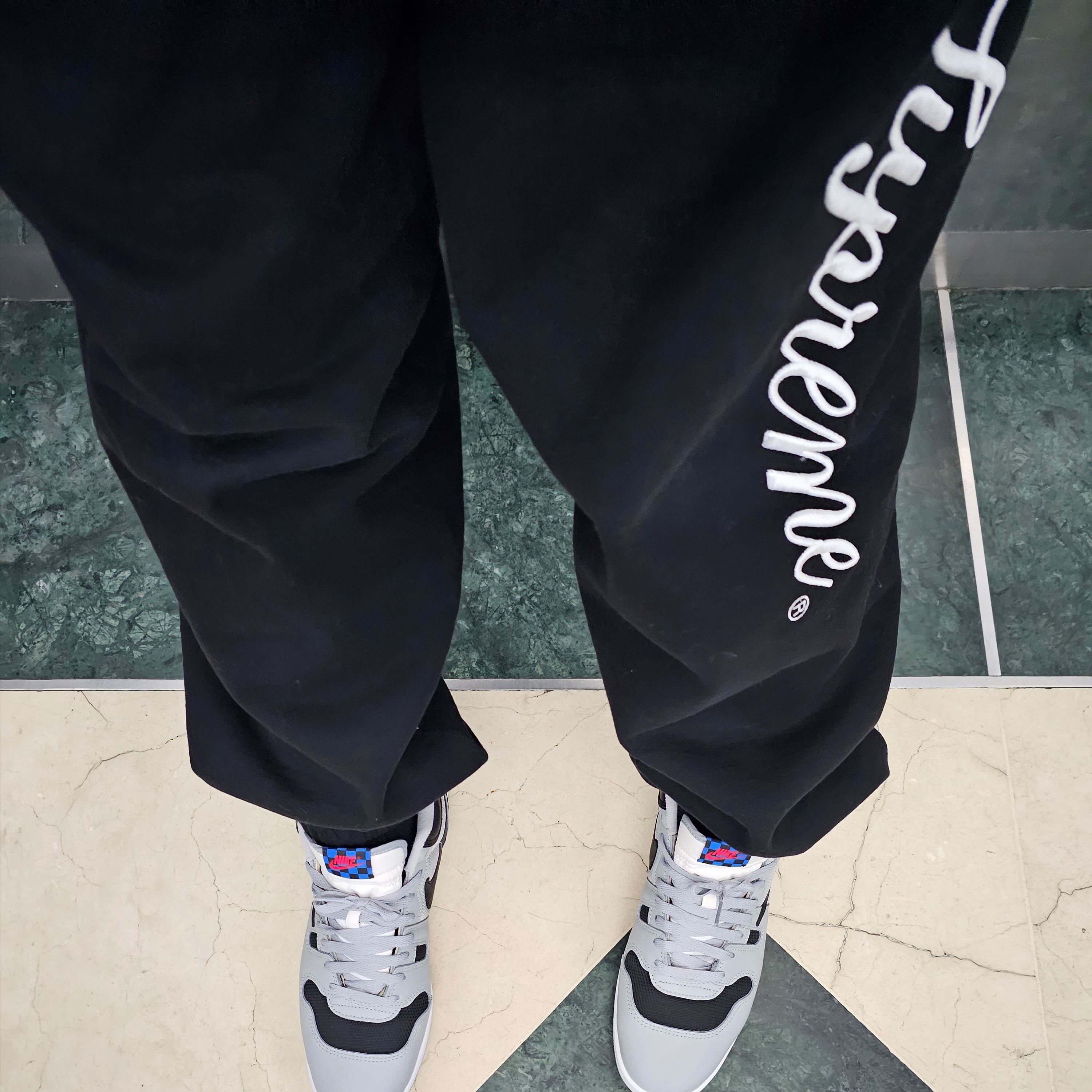 Supreme Raised Script Sweatpants Black - 23FW 착용 스타일