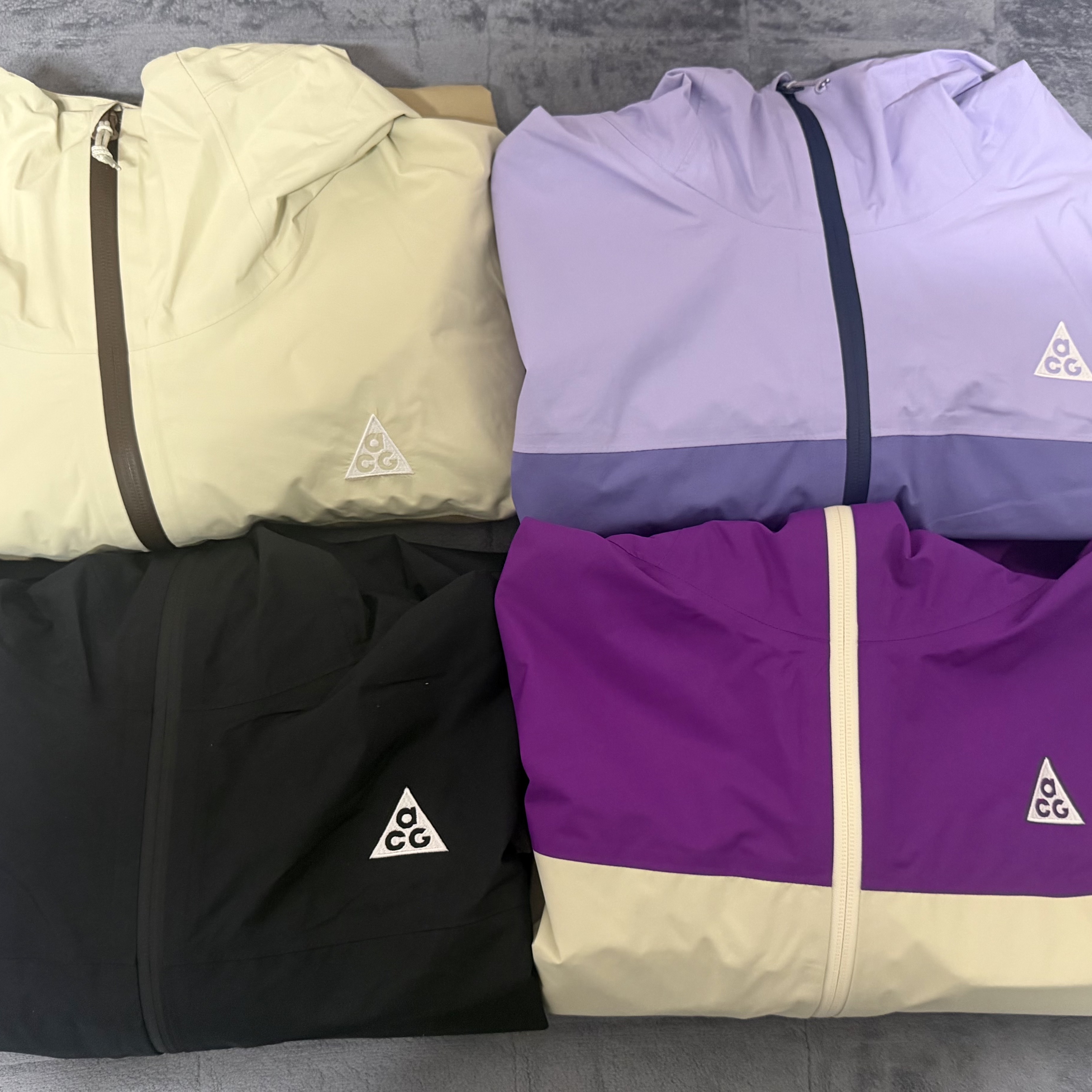 Nike ACG Morpho Storm-Fit ADV Rain Jacket Bold Berry Black - Asia, Nike ACG Morpho Storm-Fit ADV Rain Jacket Light Khaki Parachute Beige - Asia 착용 스타일