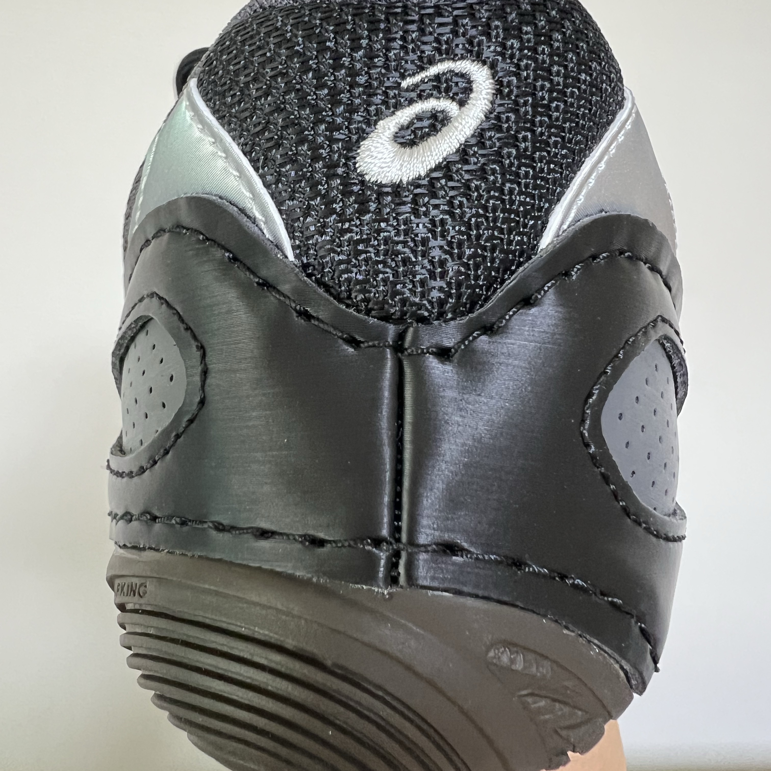 Asics Hypersync Graphite Grey Black 착용 스타일 - 3