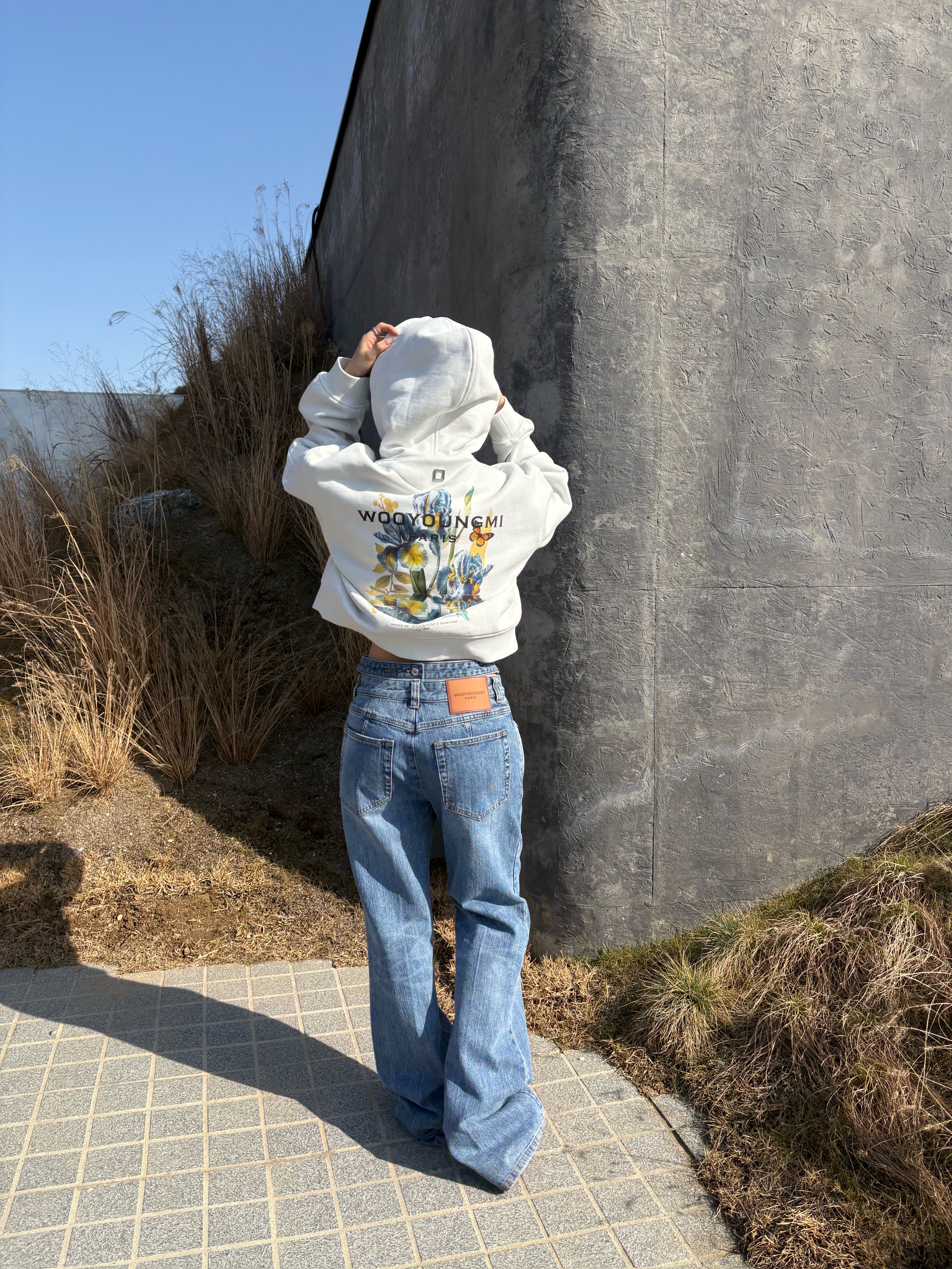 Wooyoungmi Flower Back Logo T-Shirt Black - 26SS 착용 스타일 - 3